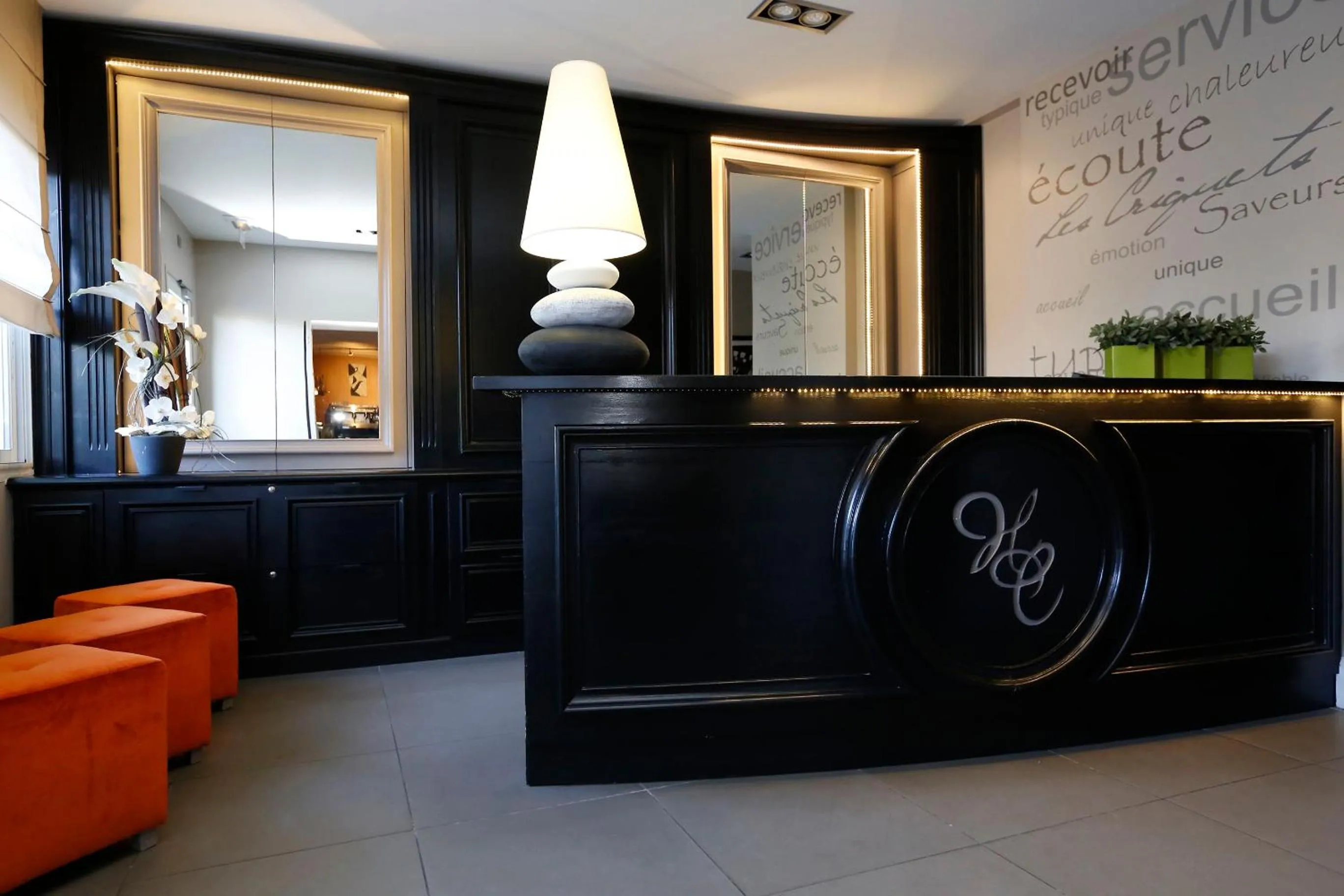 Lobby or reception in Les Criquets Hôtel & Spa