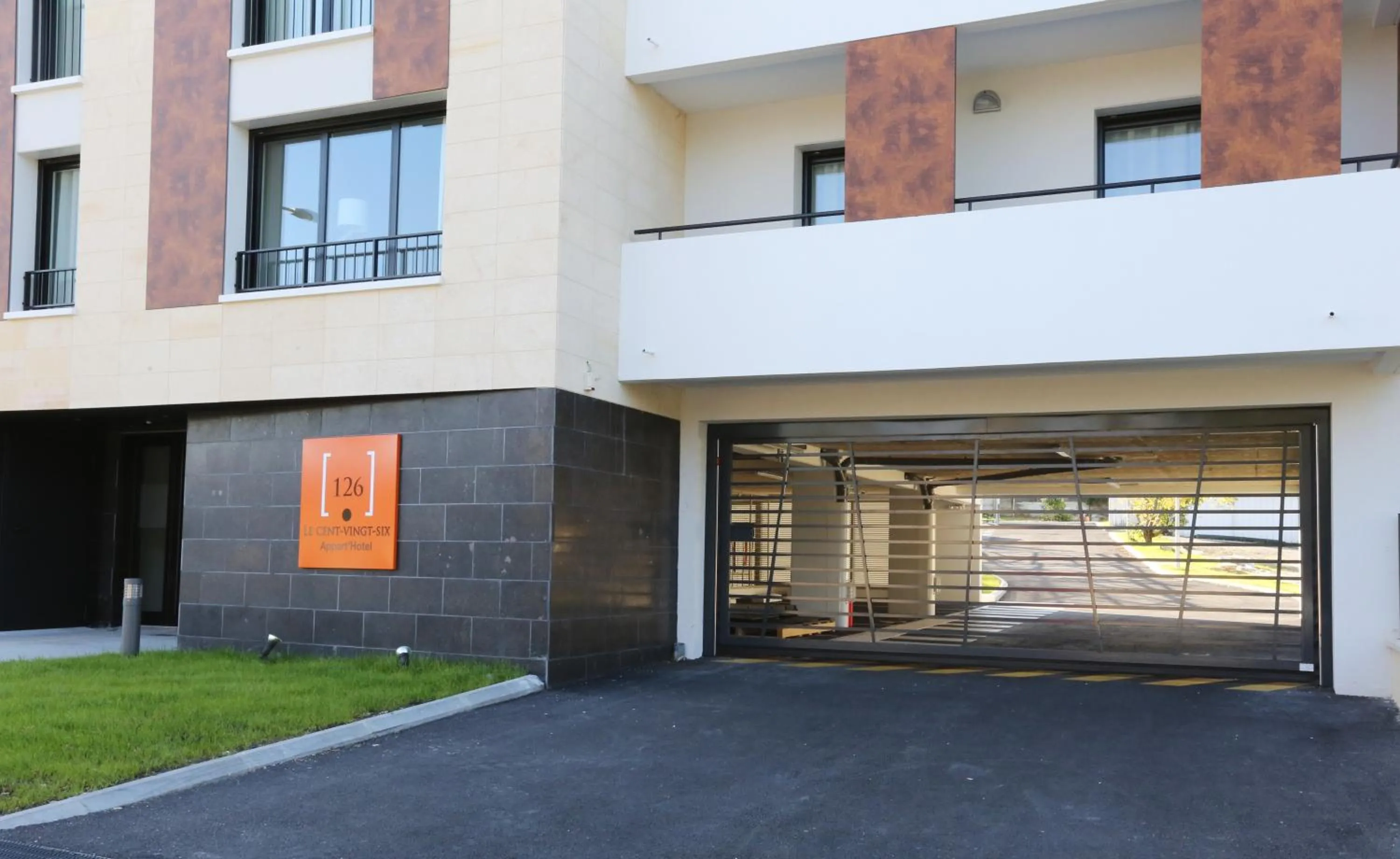 Facade/entrance in Les Criquets Hôtel & Spa