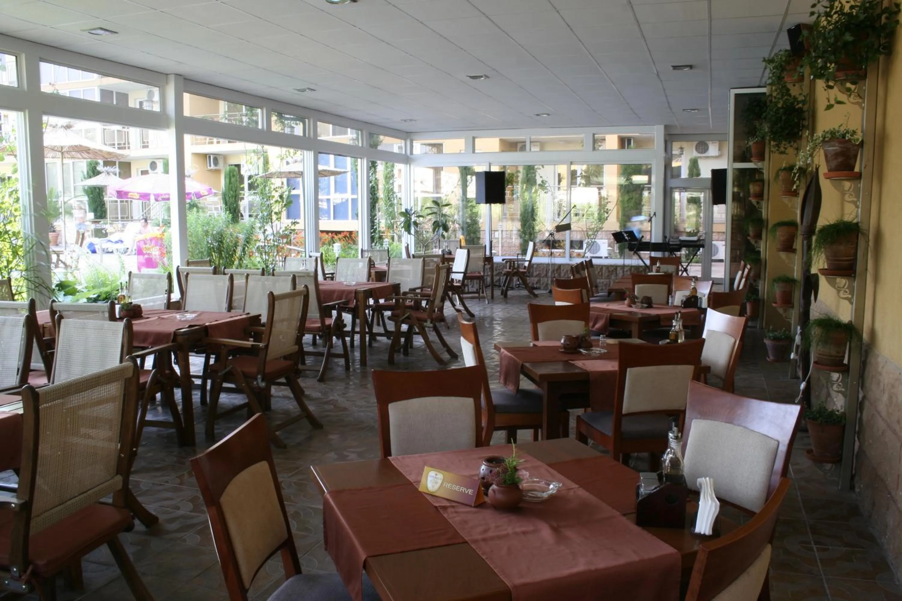 Restaurant/places to eat in Joya Park Hotel
