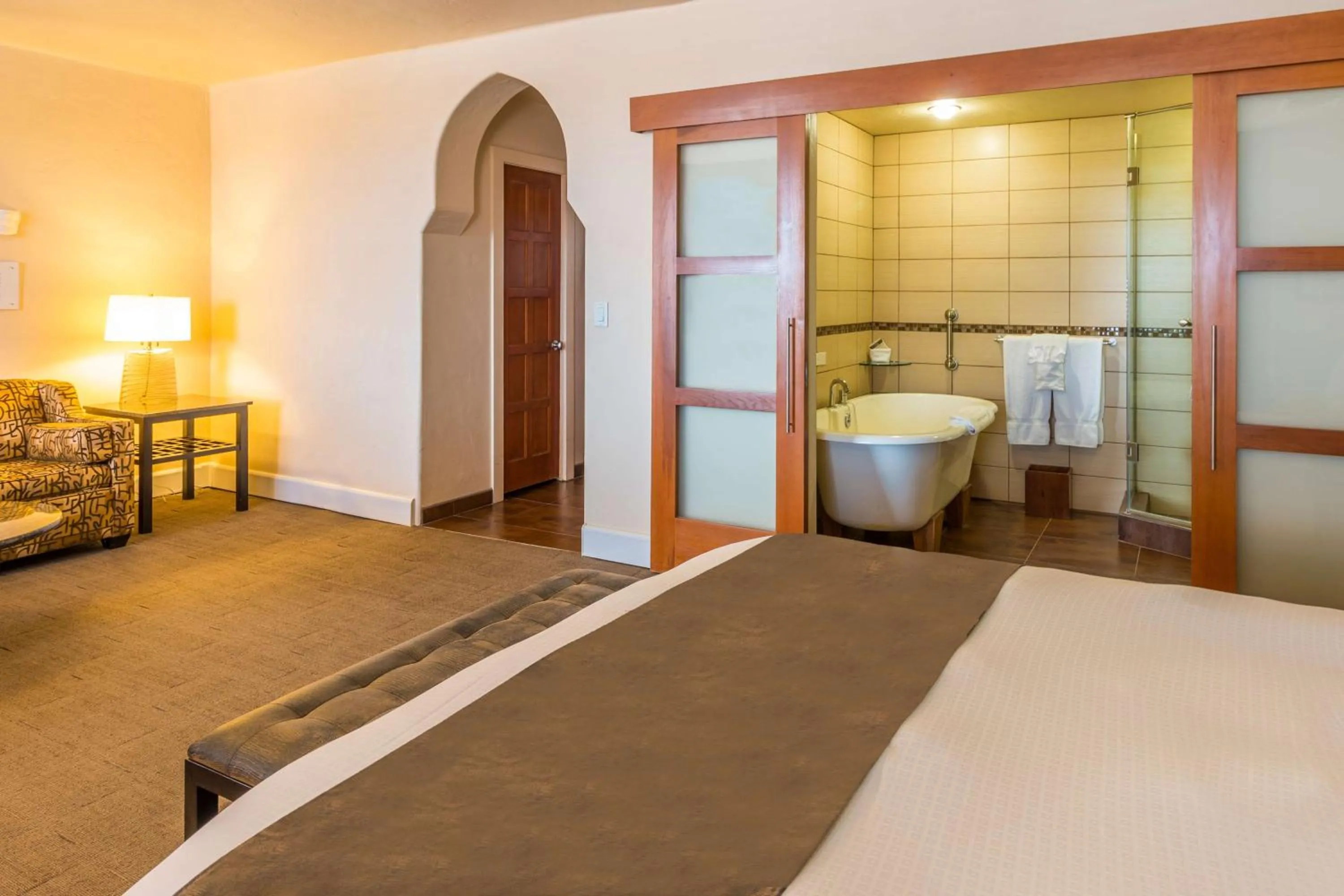 Bathroom, Bed in Hotel Andaluz Albuquerque, Curio Collection By Hilton