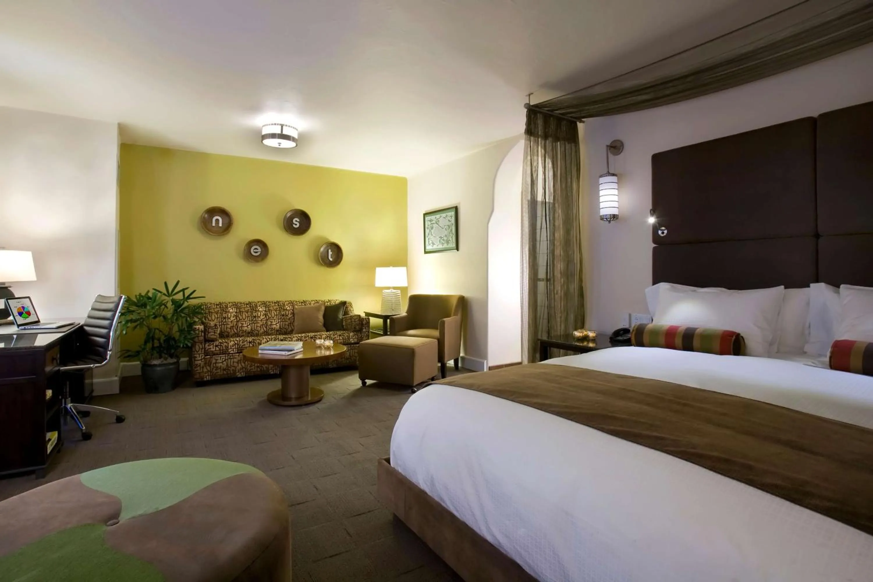 Bedroom, Bed in Hotel Andaluz Albuquerque, Curio Collection By Hilton