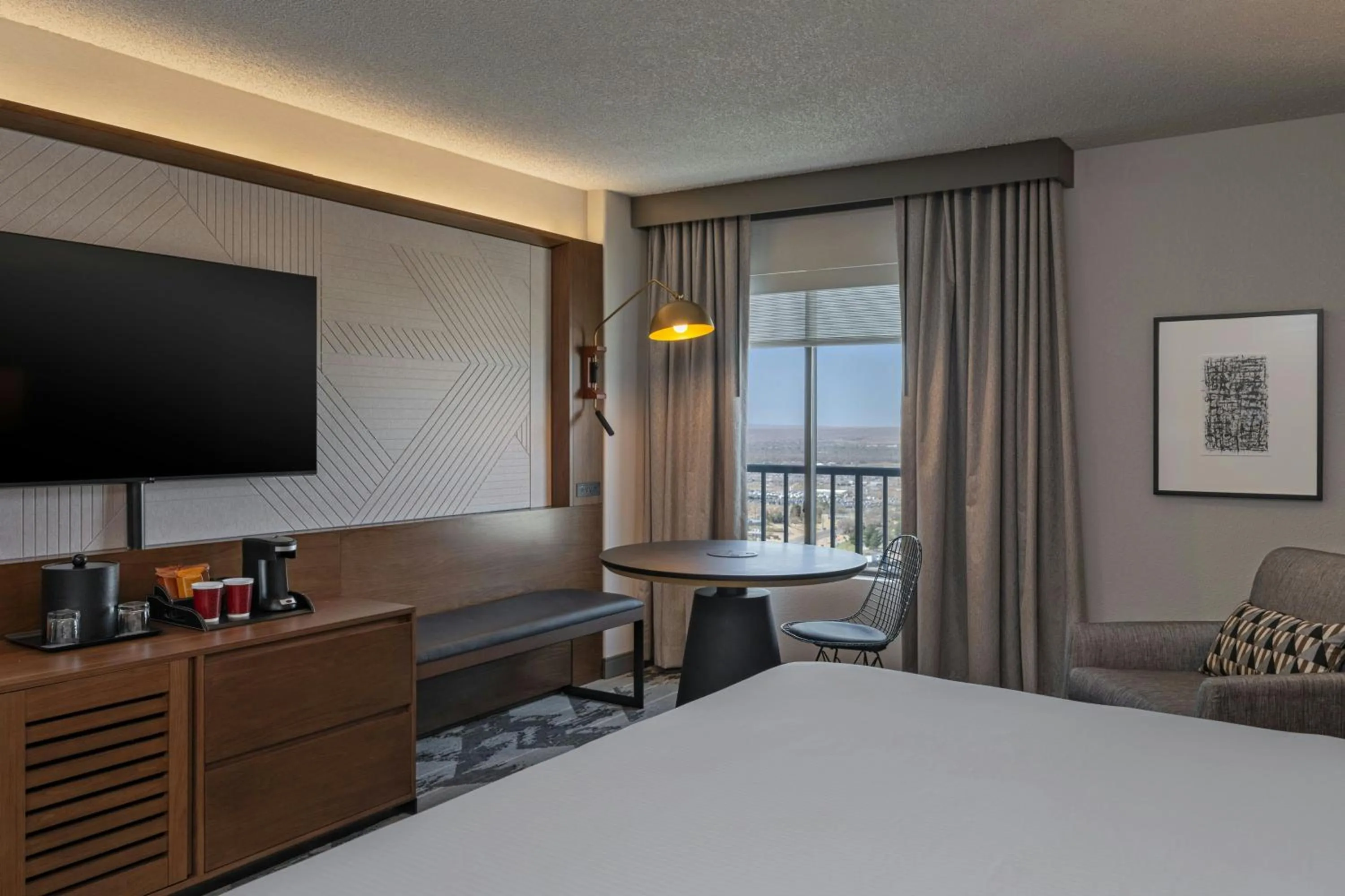 Photo of the whole room, Bed in Sheraton Albuquerque Airport Hotel