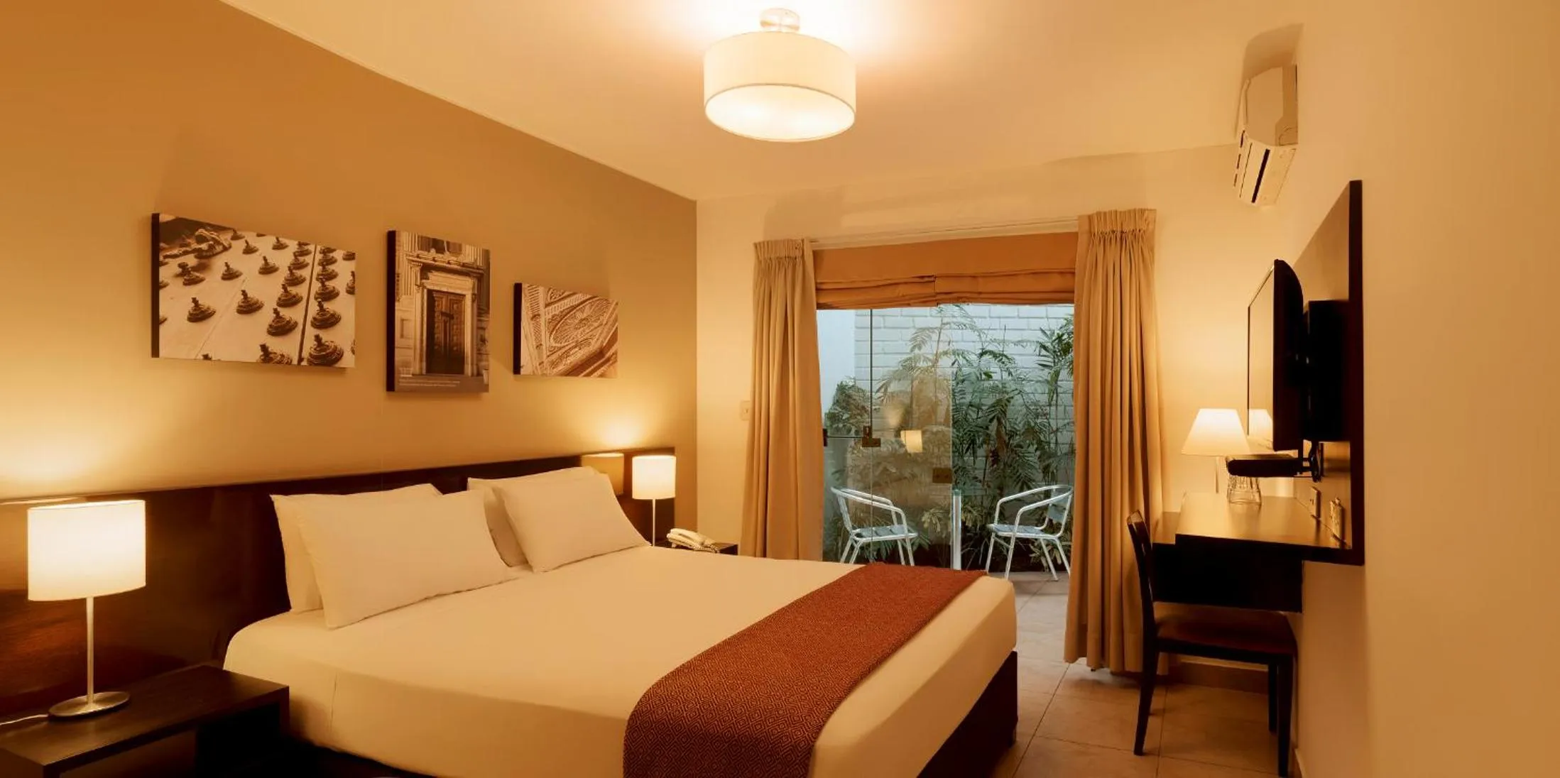 Patio, Bed in Girasoles Hotel