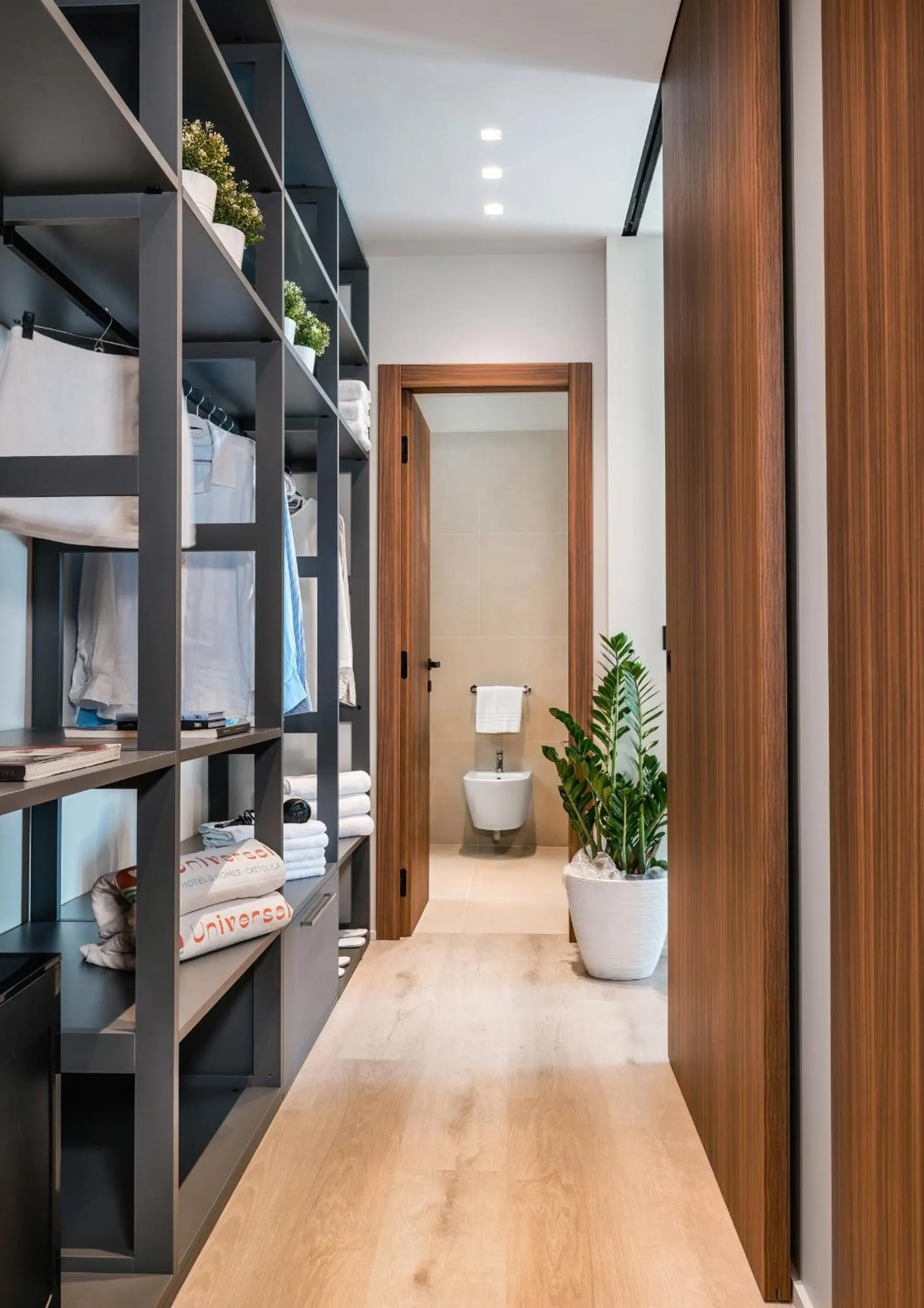 Photo of the whole room, Bed in Hotel Universal