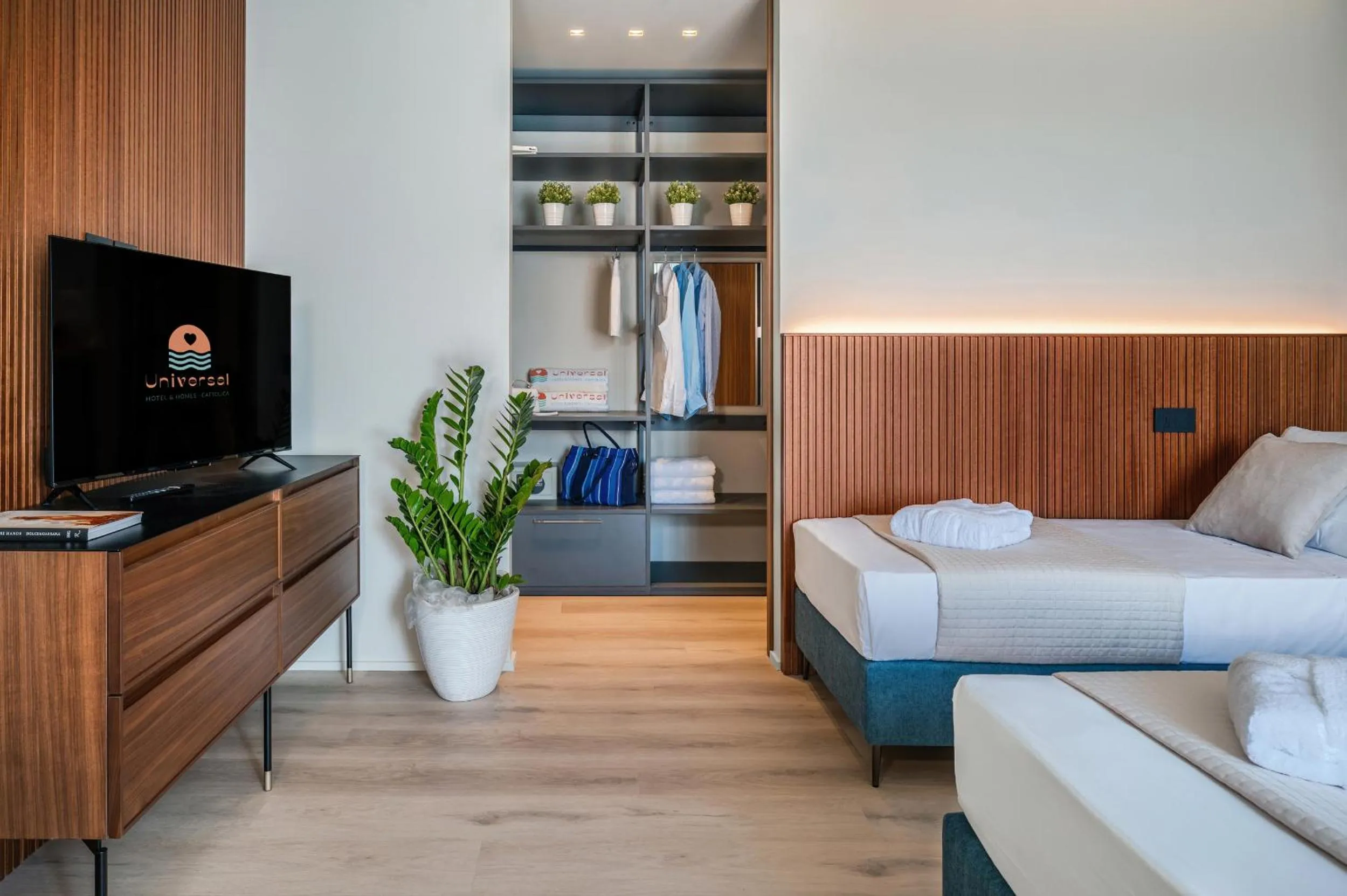 Photo of the whole room, Bed in Hotel Universal