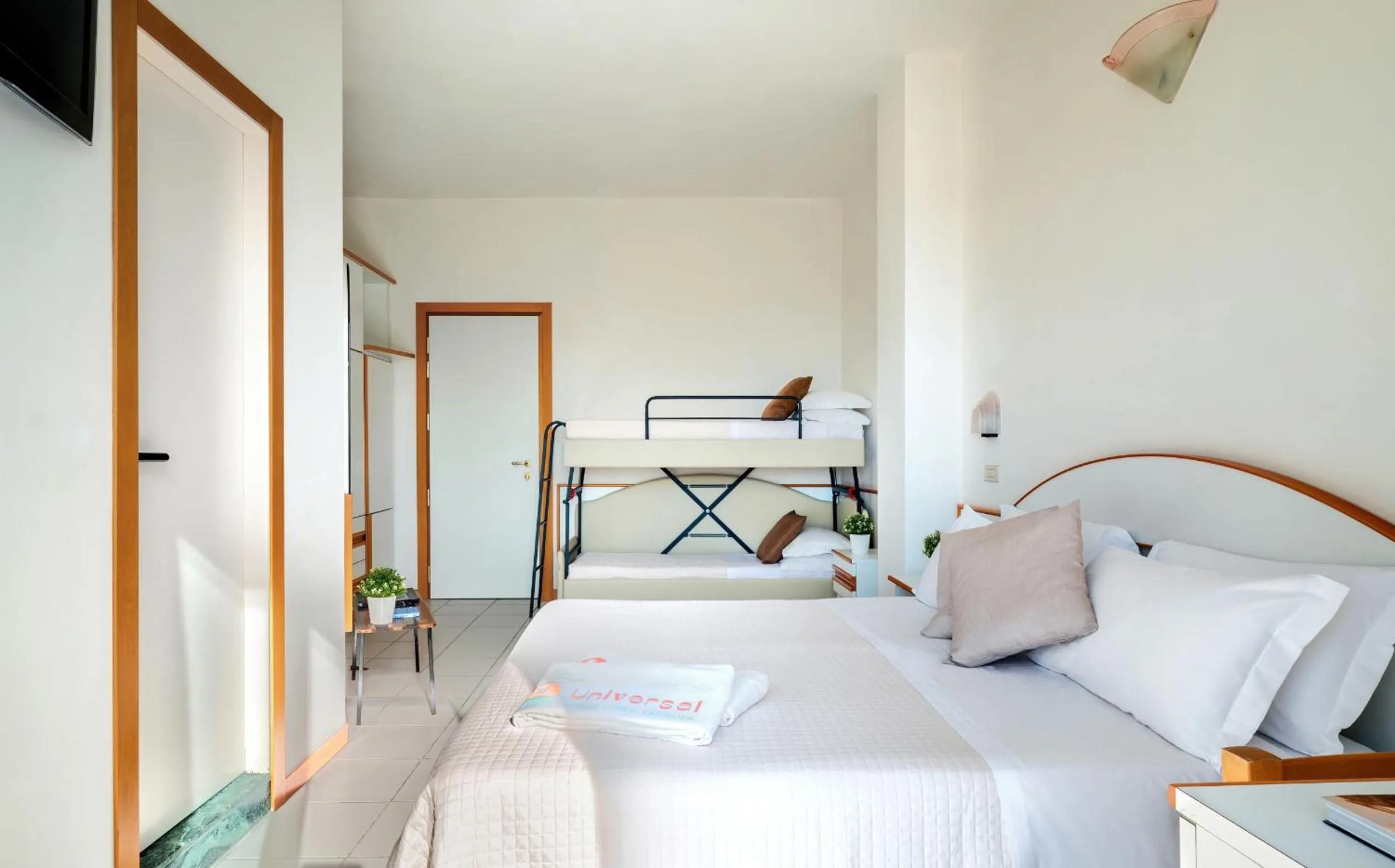 Animals, Bed in Hotel Universal