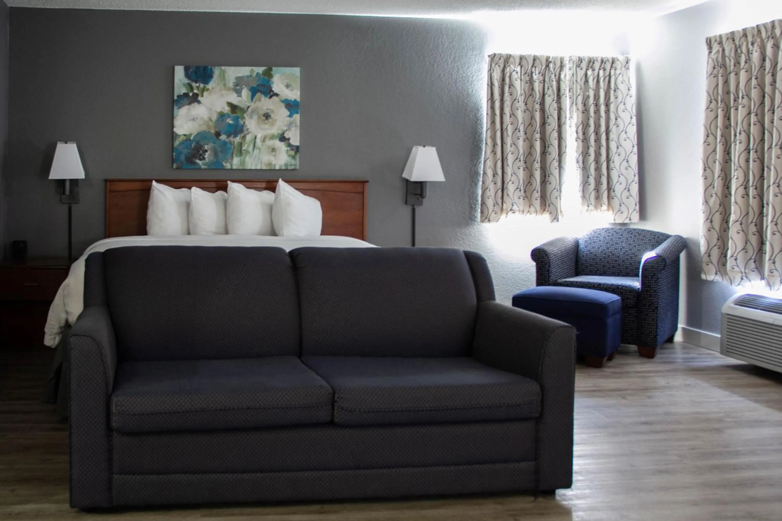 Bedroom in New Victorian Inn - Sioux City