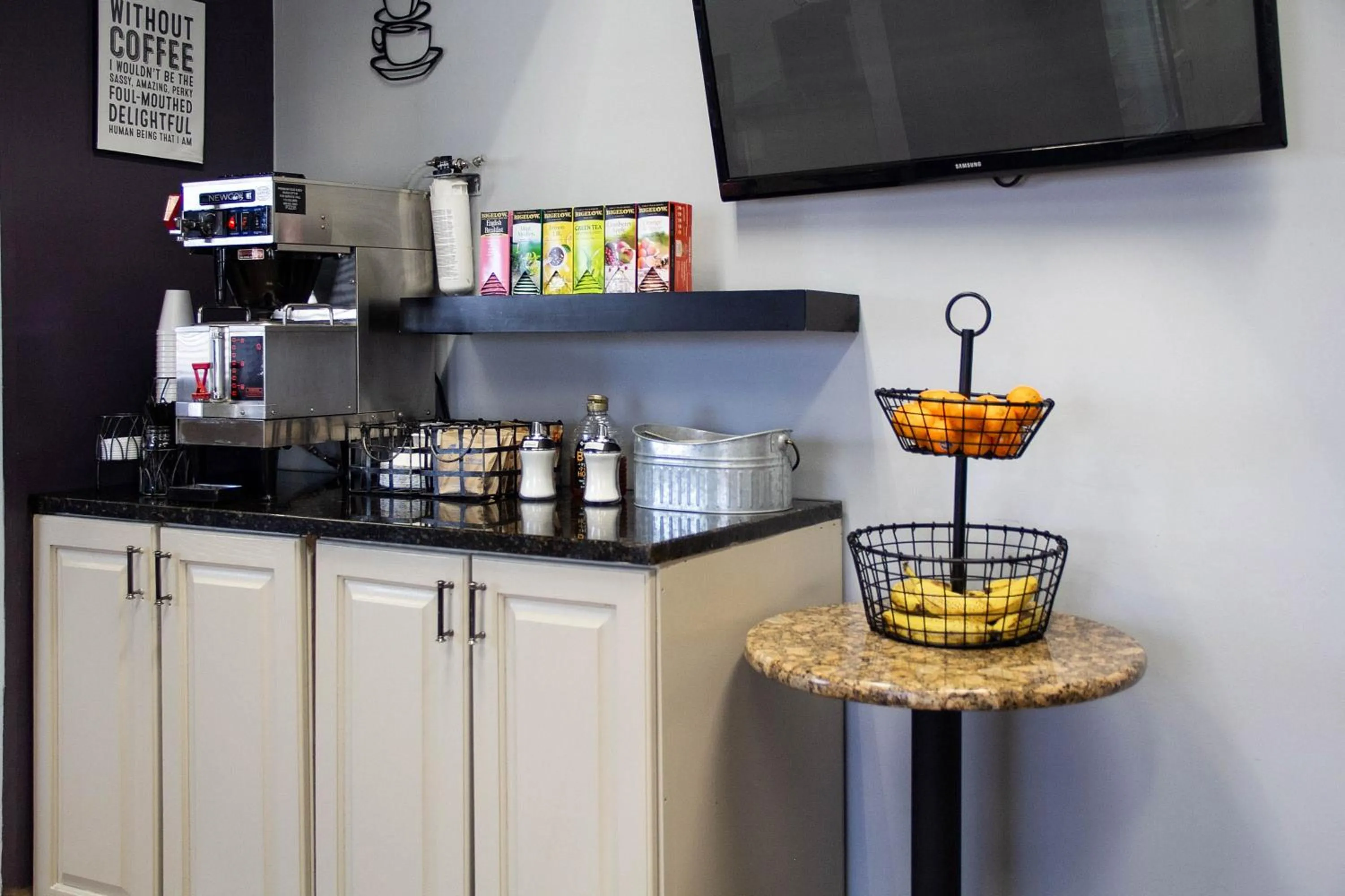 Breakfast in New Victorian Inn - Sioux City