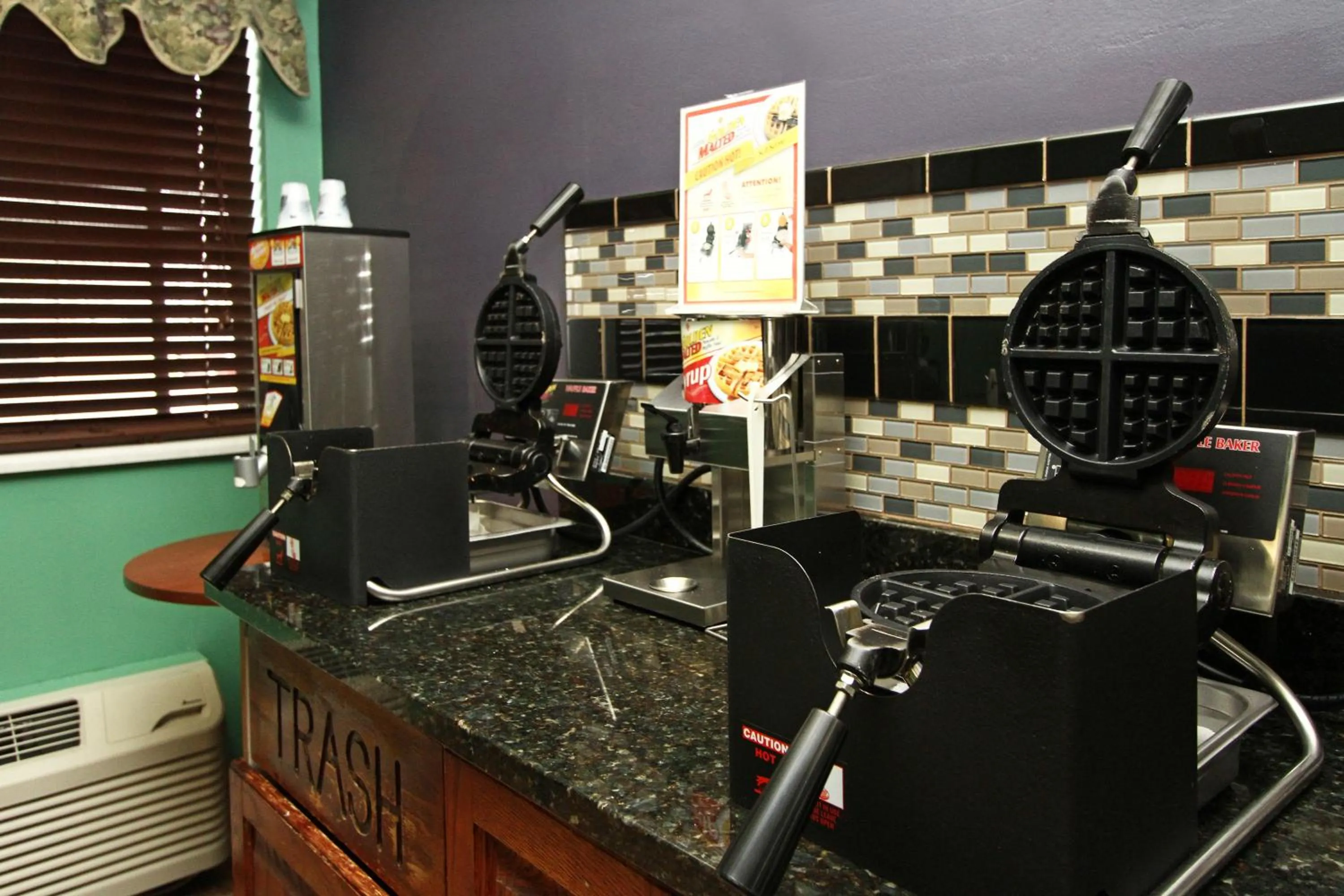 Continental breakfast in New Victorian Inn - Sioux City