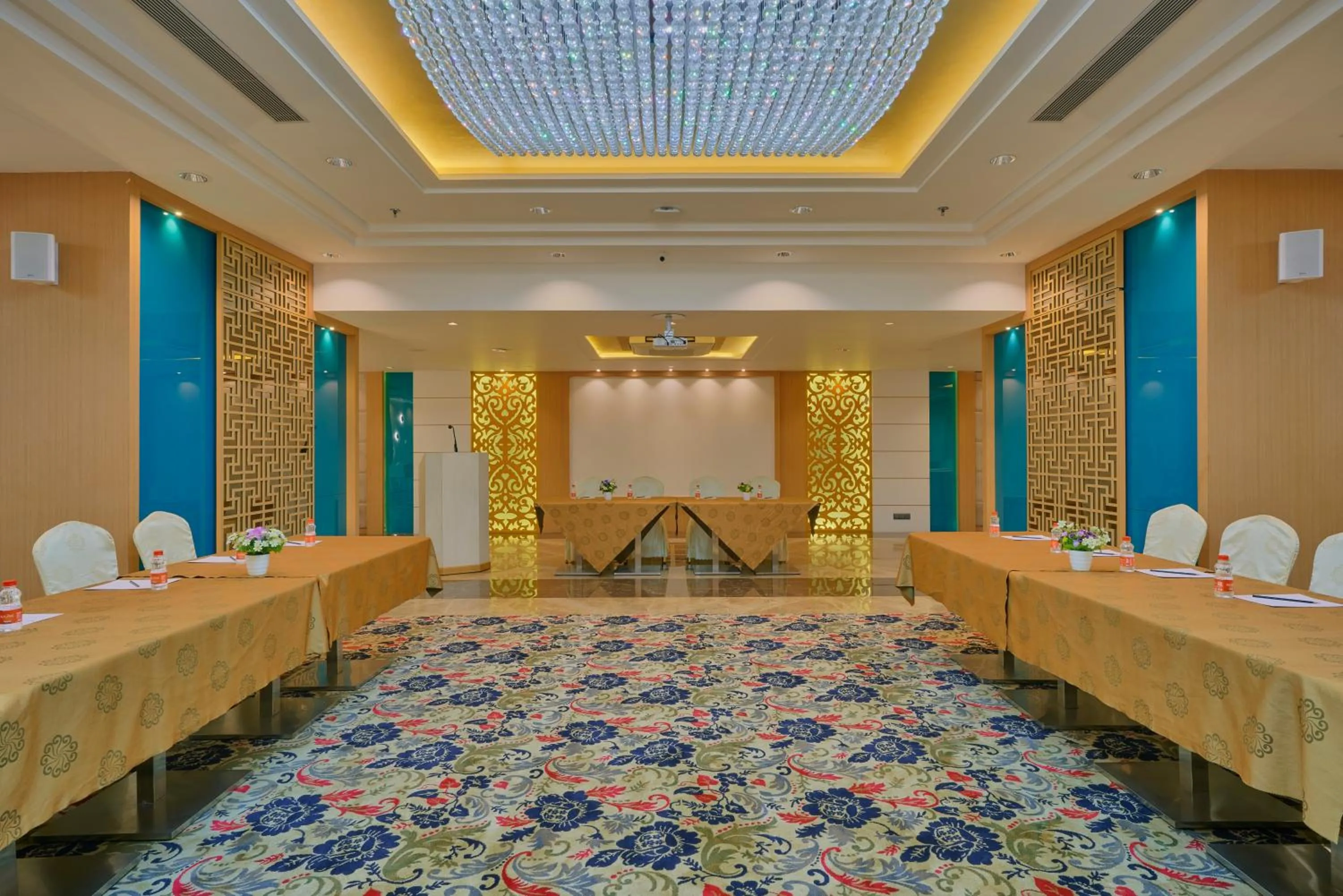 Restaurant/places to eat in SKK Blu Hotel & Spa