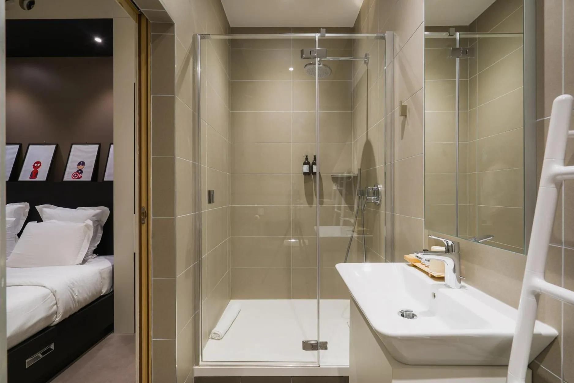 Shower, Bed in Maison Nô - Hôtel et Rooftop