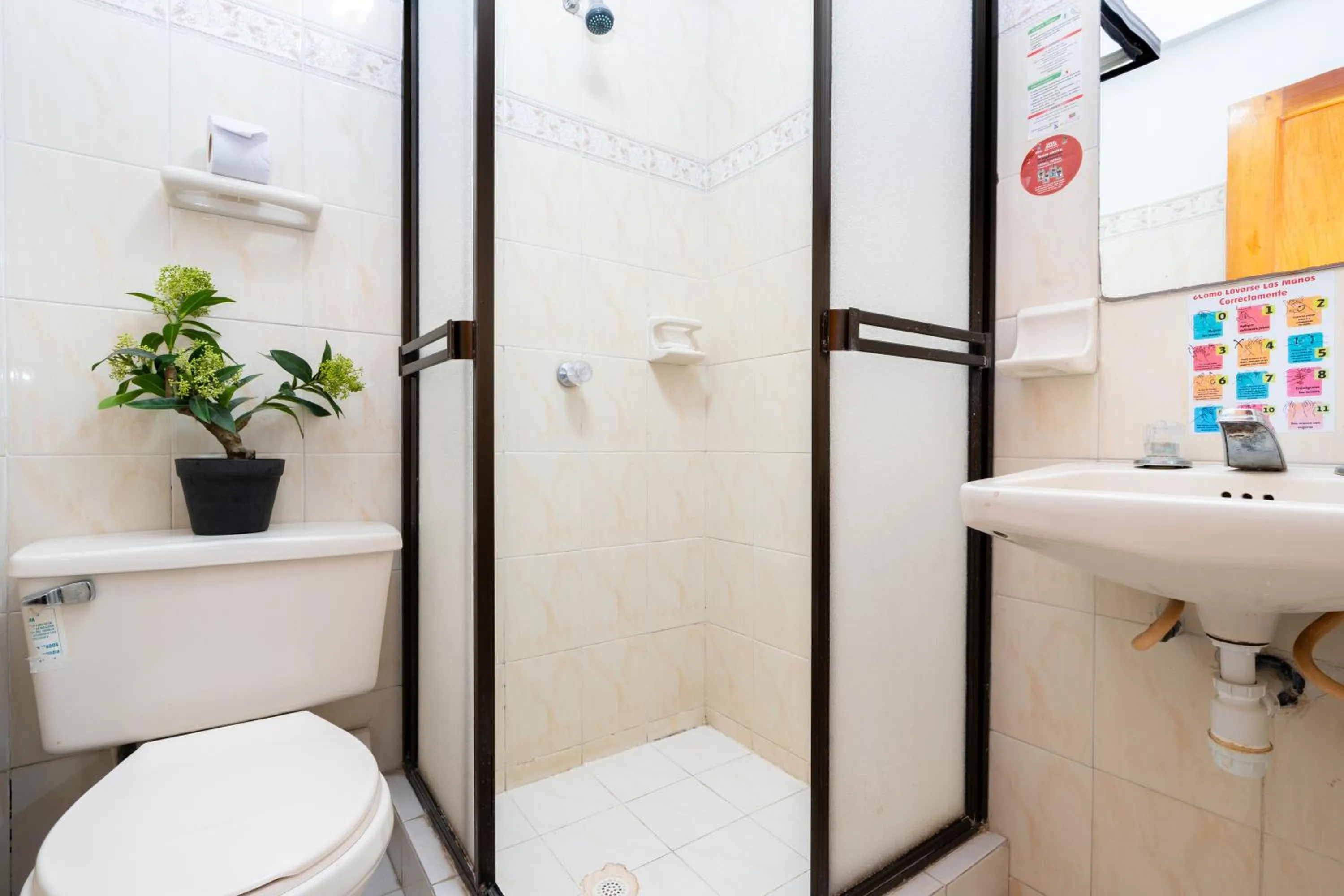 Shower in Hotel Arhuaco Rodadero