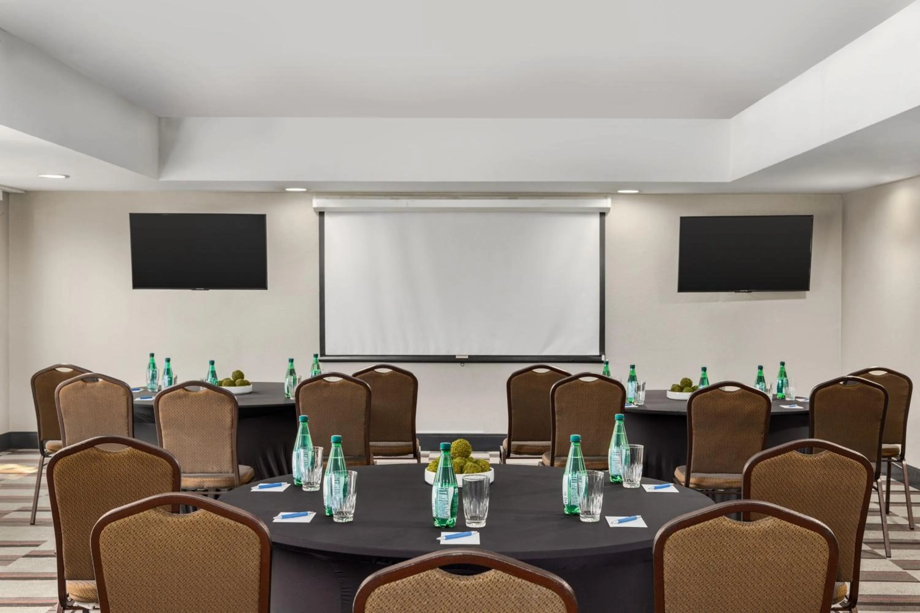 Meeting/conference room in Four Points by Sheraton Greensboro Airport