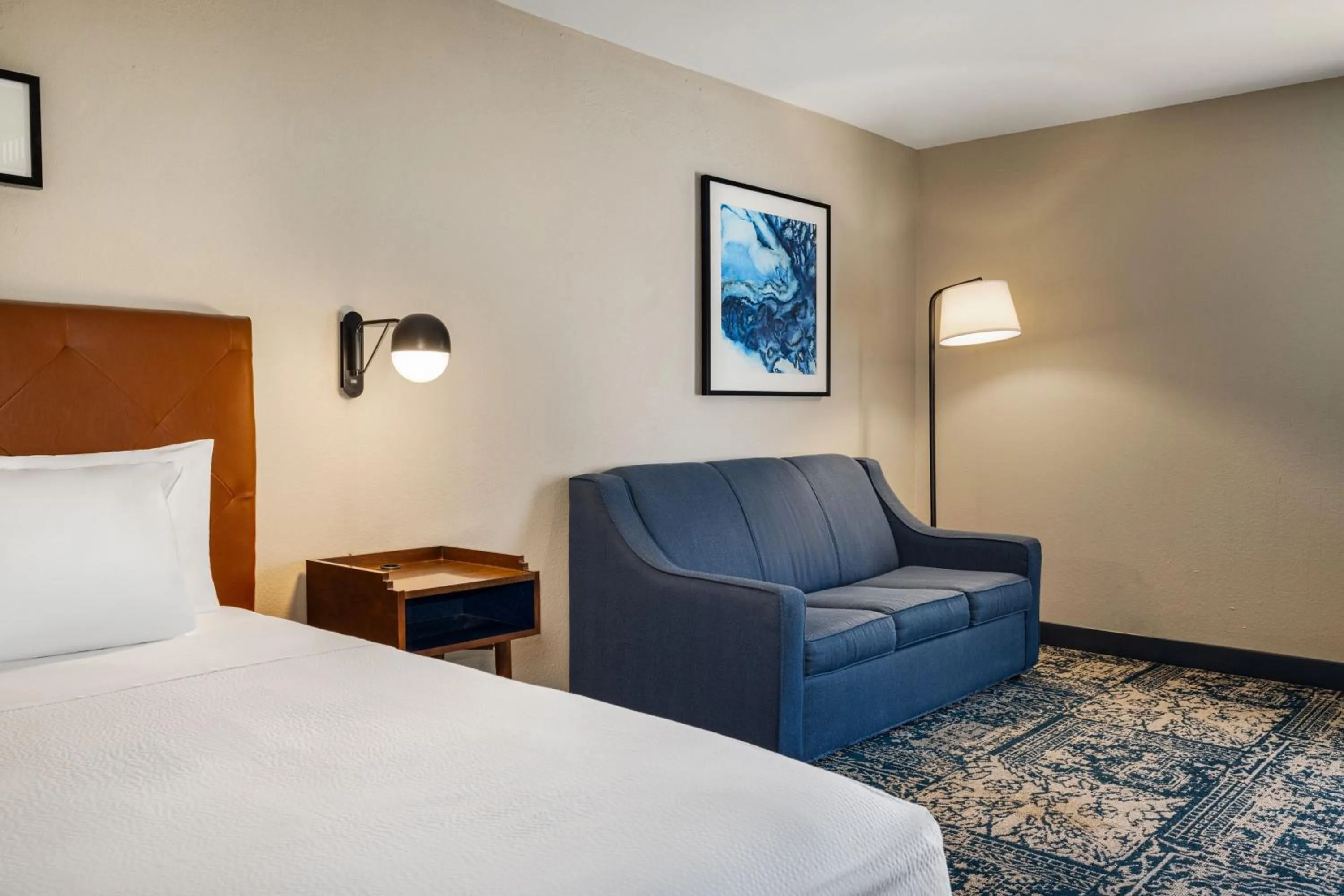 Photo of the whole room, Bed in Four Points by Sheraton Greensboro Airport