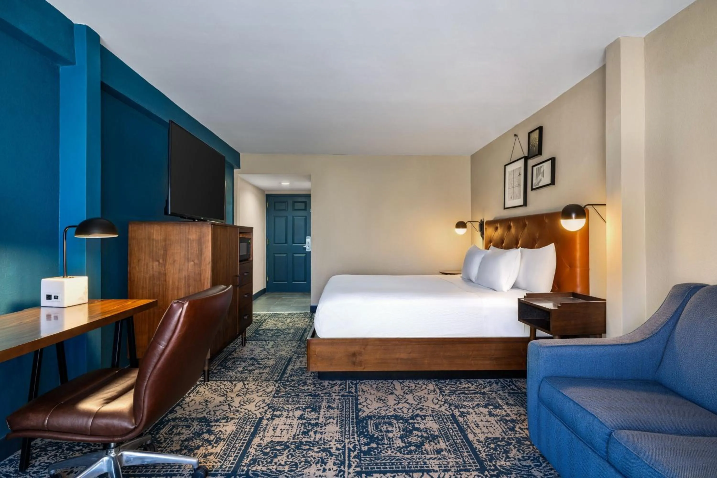 Photo of the whole room, Bed in Four Points by Sheraton Greensboro Airport