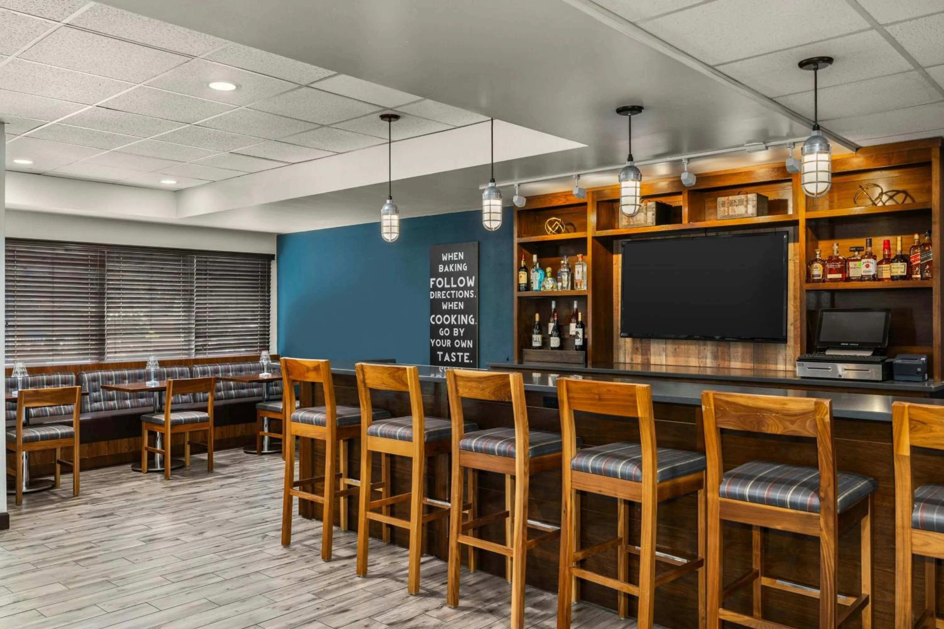 Lounge or bar in Four Points by Sheraton Greensboro Airport