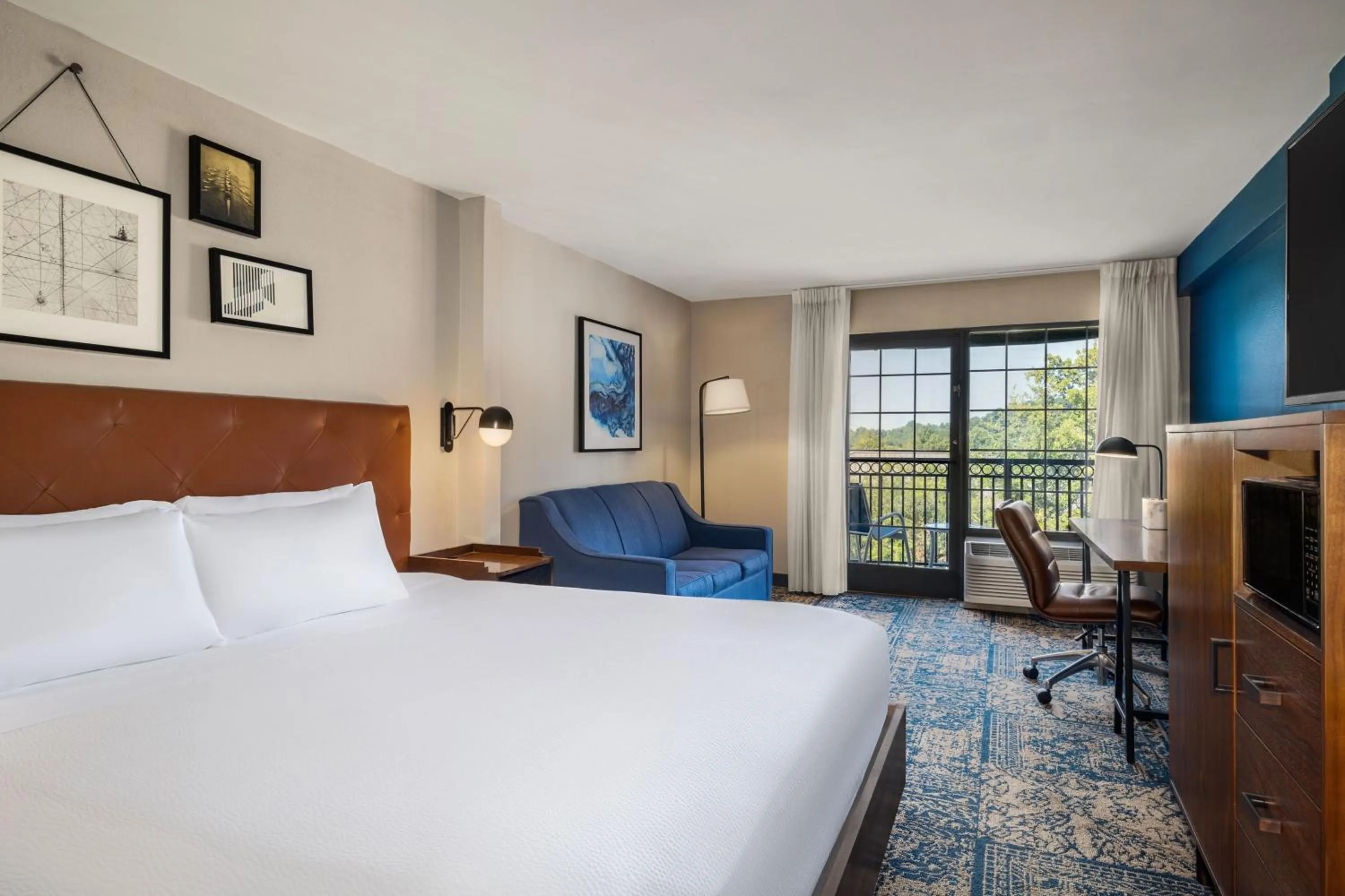 Photo of the whole room, Bed in Four Points by Sheraton Greensboro Airport