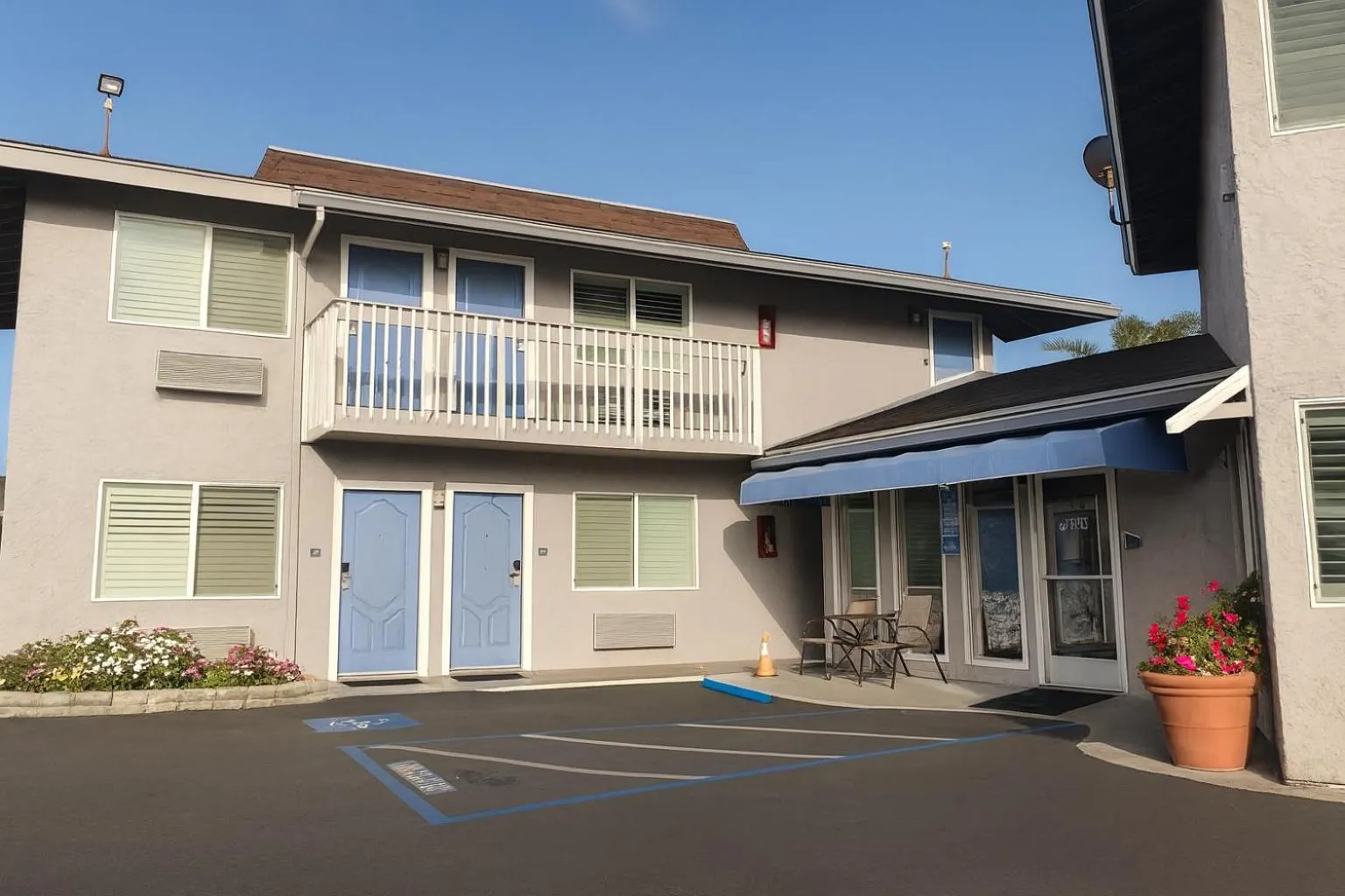 Property building in Pacific Inn Monterey