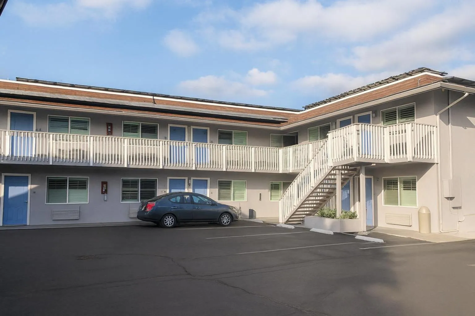 Property building in Pacific Inn Monterey