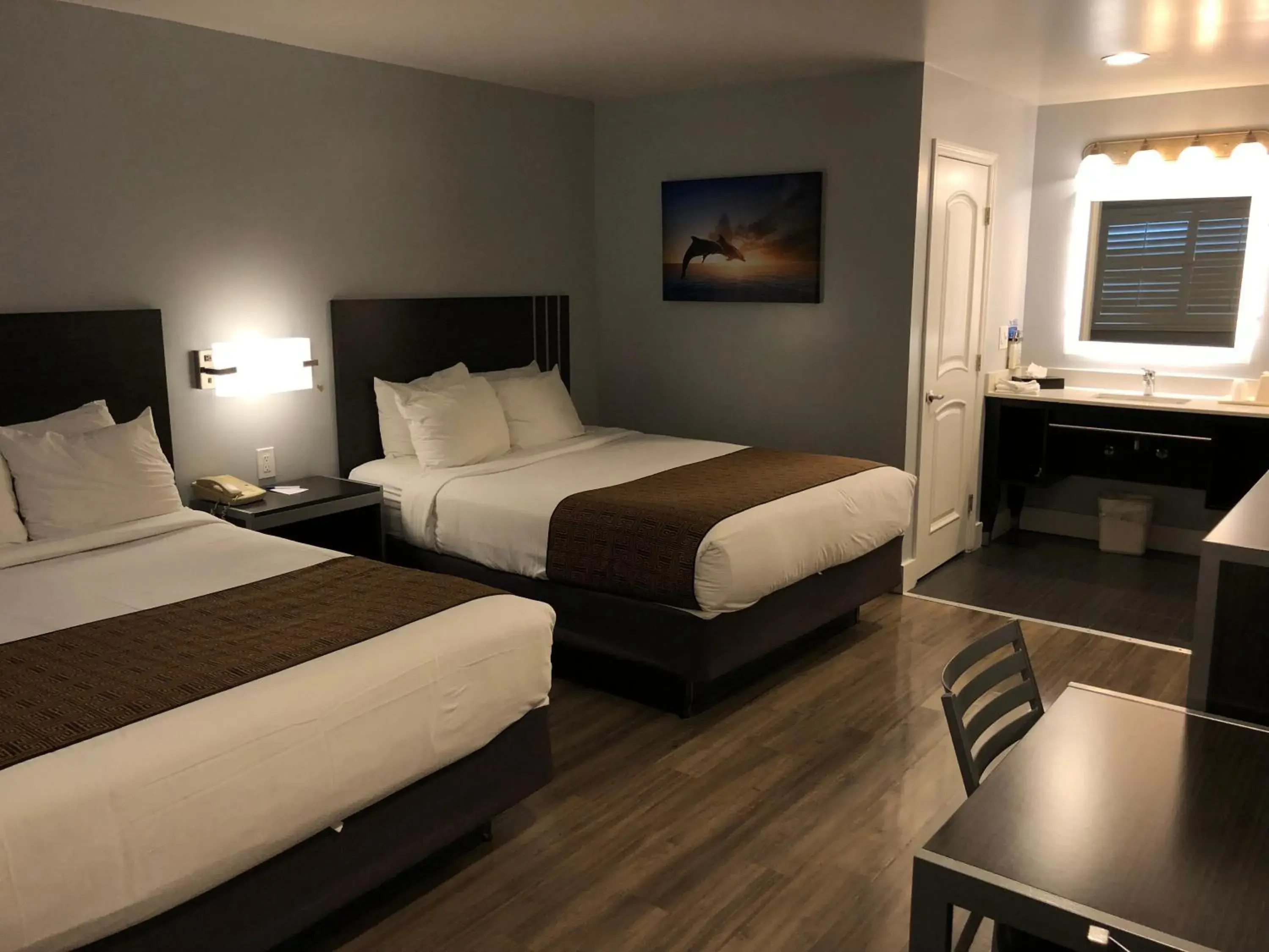 Queen Room with Two Queen Beds in Pacific Inn Monterey Queen Room with Two Queen Beds in Pacific Inn Monterey