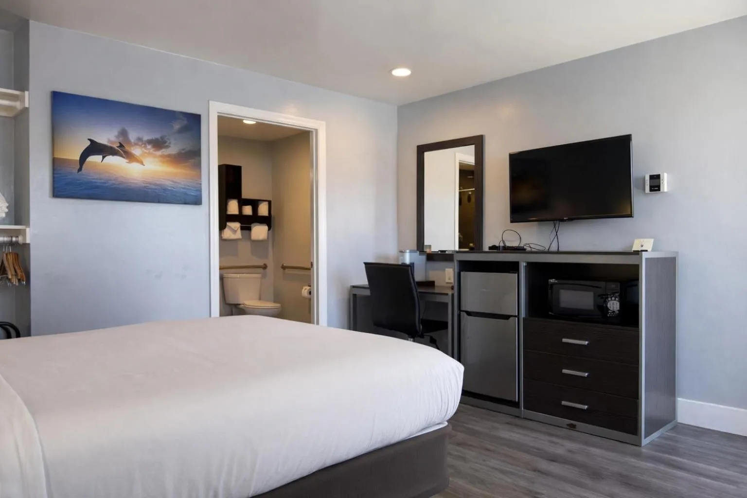 TV and multimedia, Bed in Pacific Inn Monterey