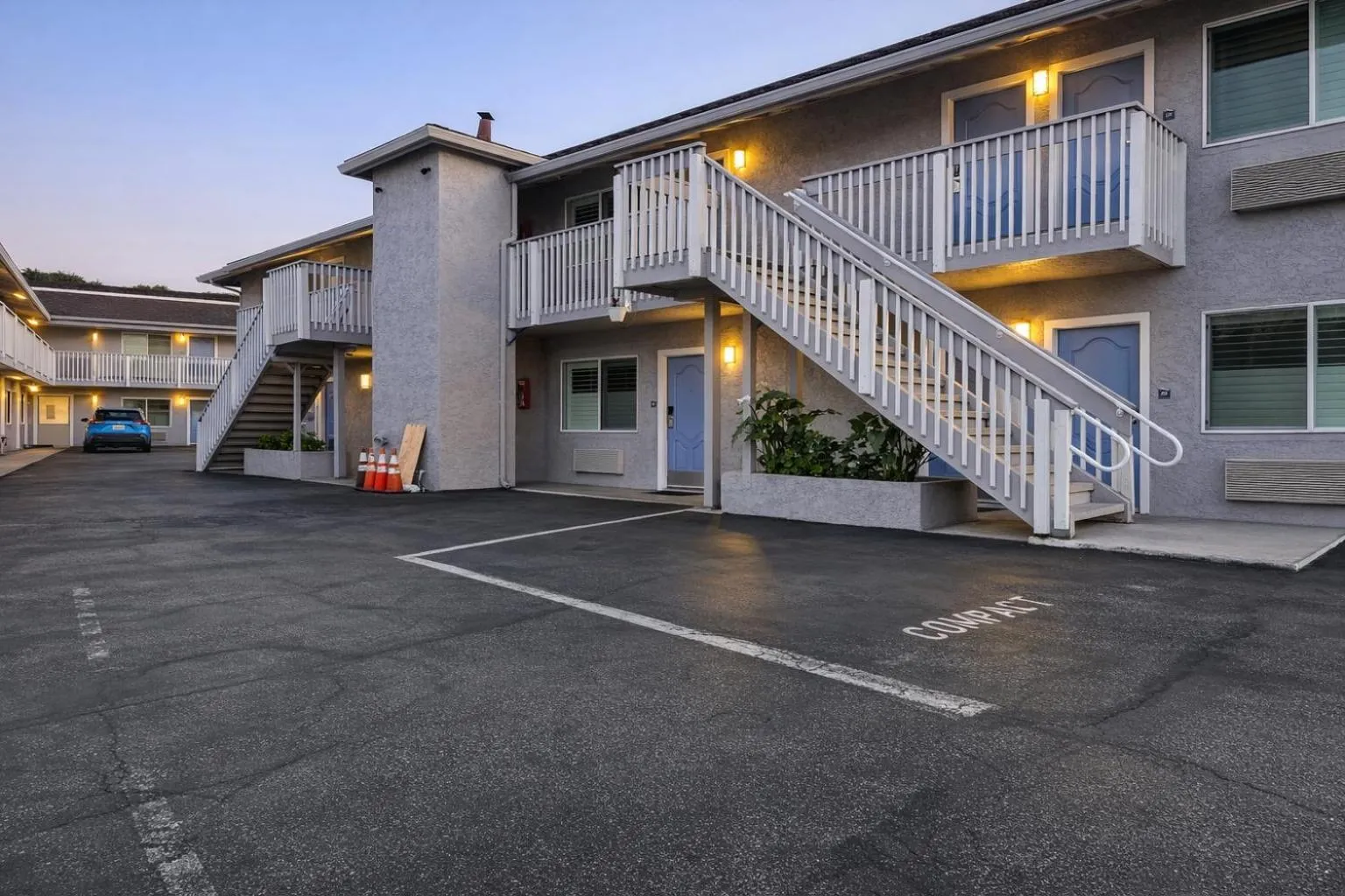 Property building in Pacific Inn Monterey