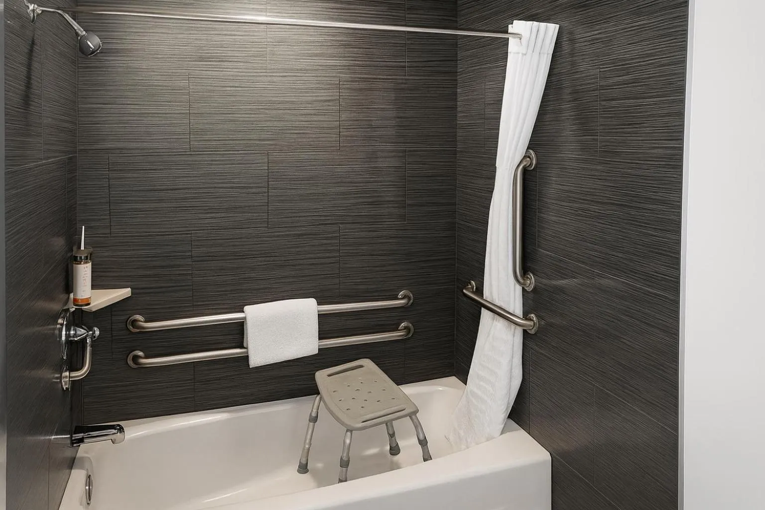 Bath in Pacific Inn Monterey