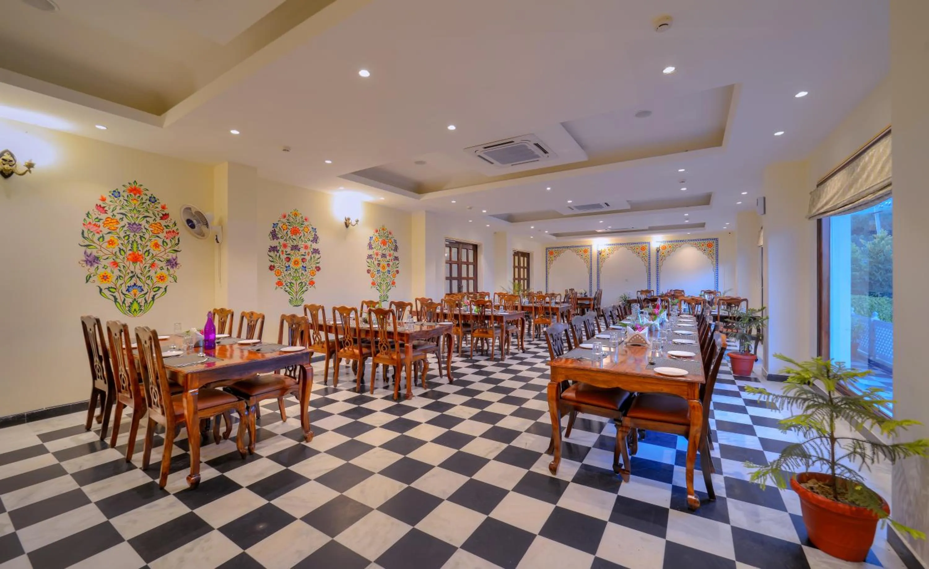 Restaurant/places to eat in WelcomHeritage Mount Valley Resort Ranthambore