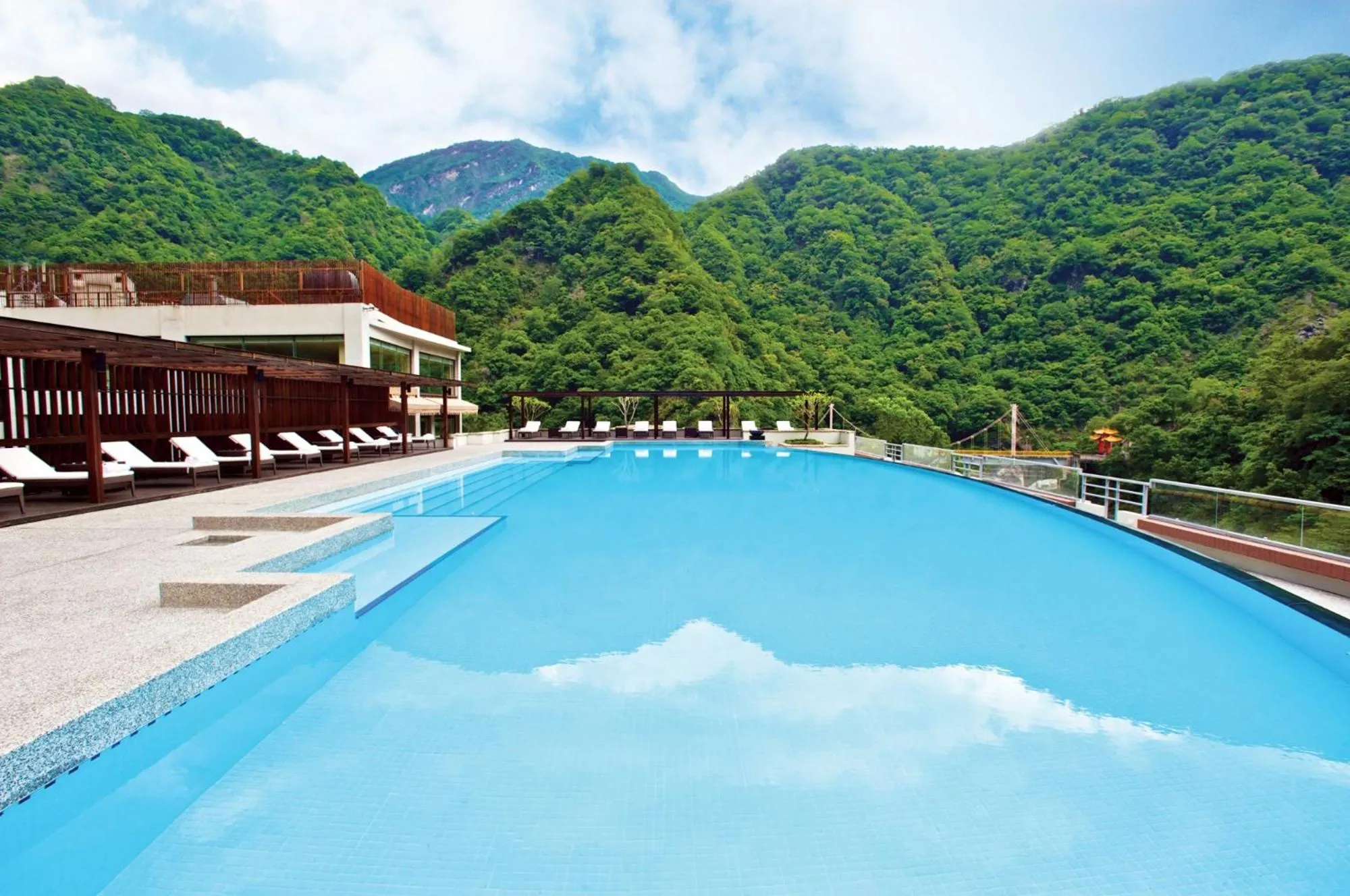 Swimming pool in Silks Place Taroko Hotel