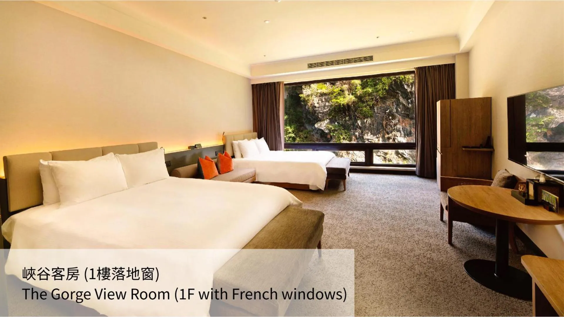 Photo of the whole room, Bed in Silks Place Taroko Hotel