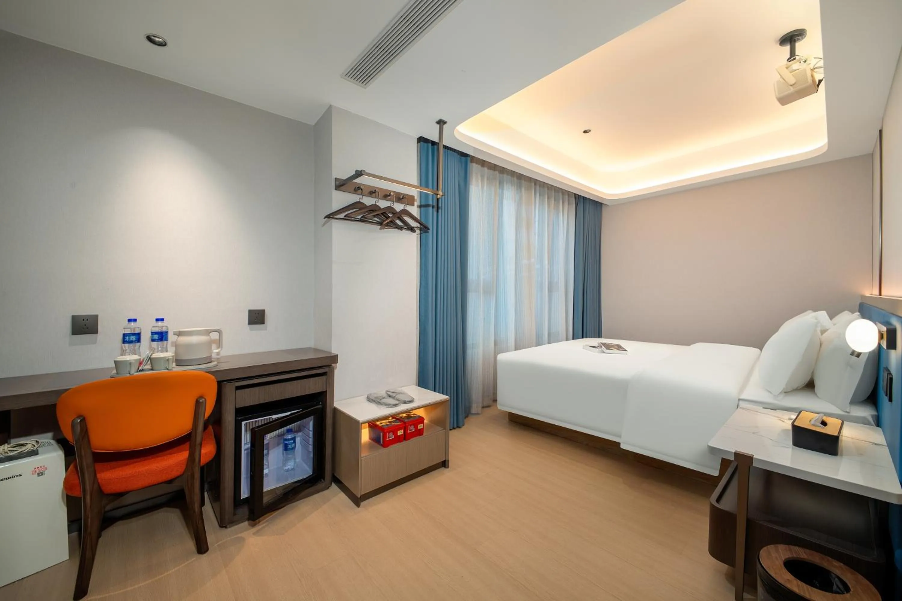 Photo of the whole room, Bed in 朗逸商务酒店 Warm Yes Hotel-广交会期间提供免费穿梭巴士