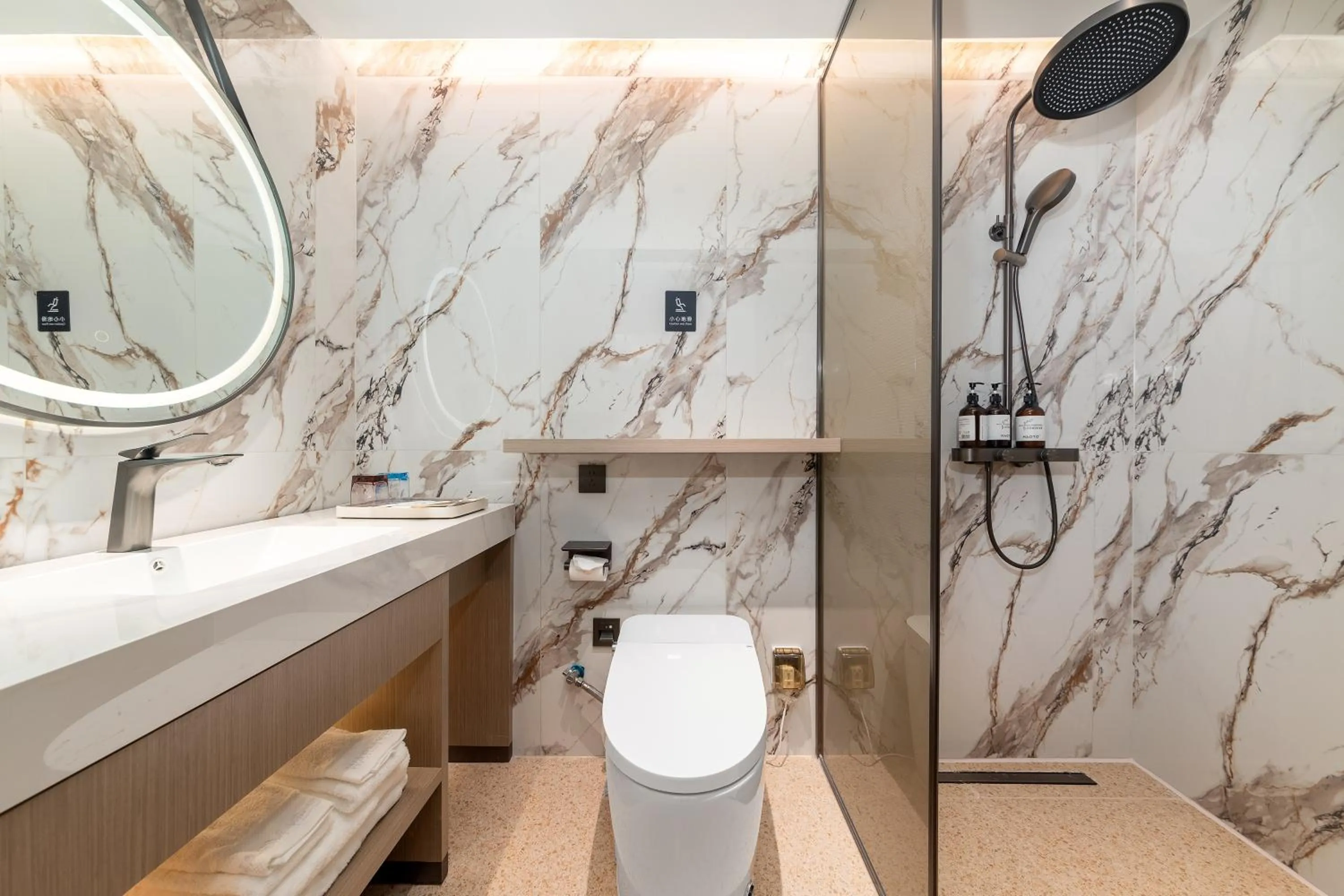 Shower in 朗逸商务酒店 Warm Yes Hotel-广交会期间提供免费穿梭巴士