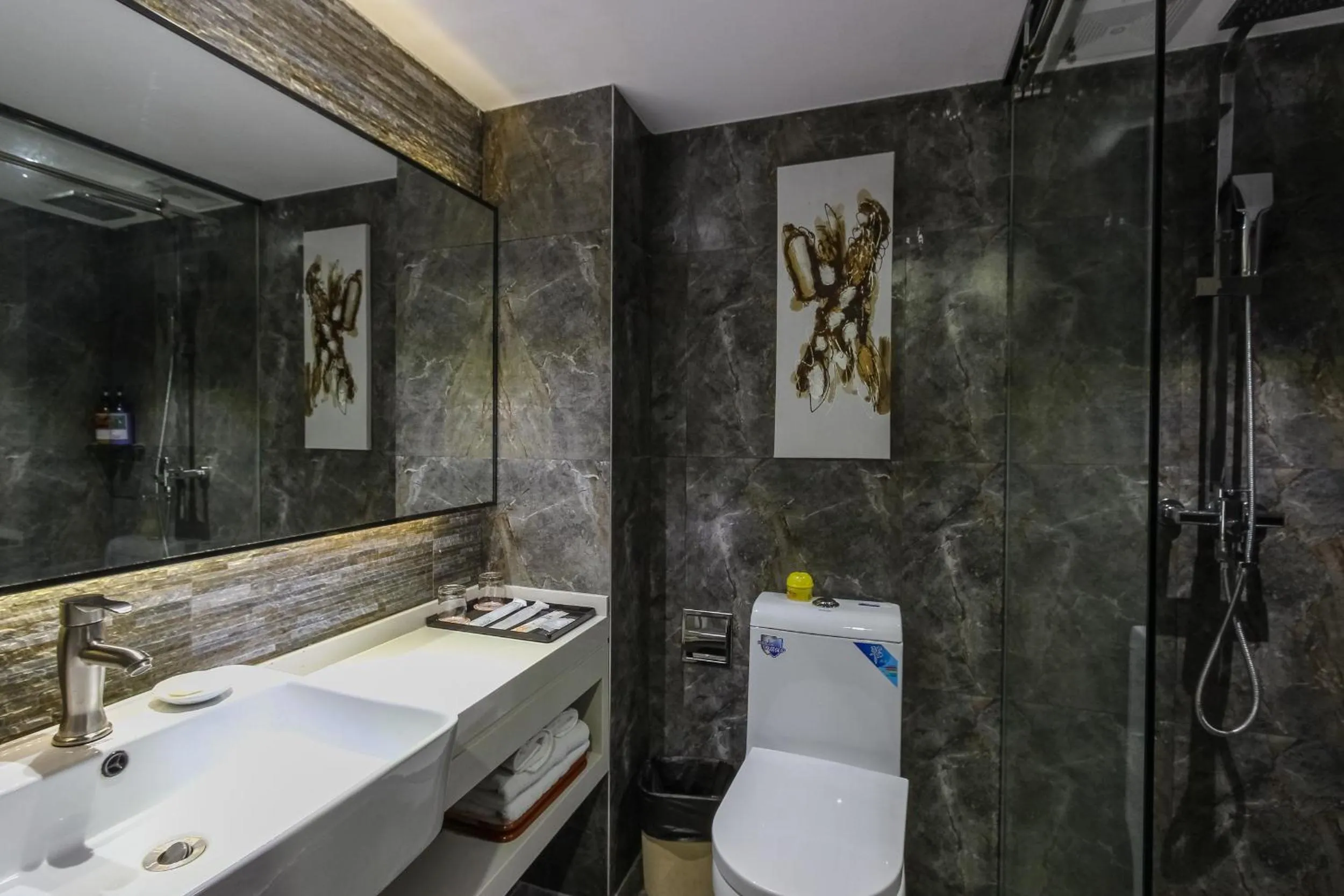 Bathroom in 朗逸商务酒店 Warm Yes Hotel-广交会期间提供免费穿梭巴士