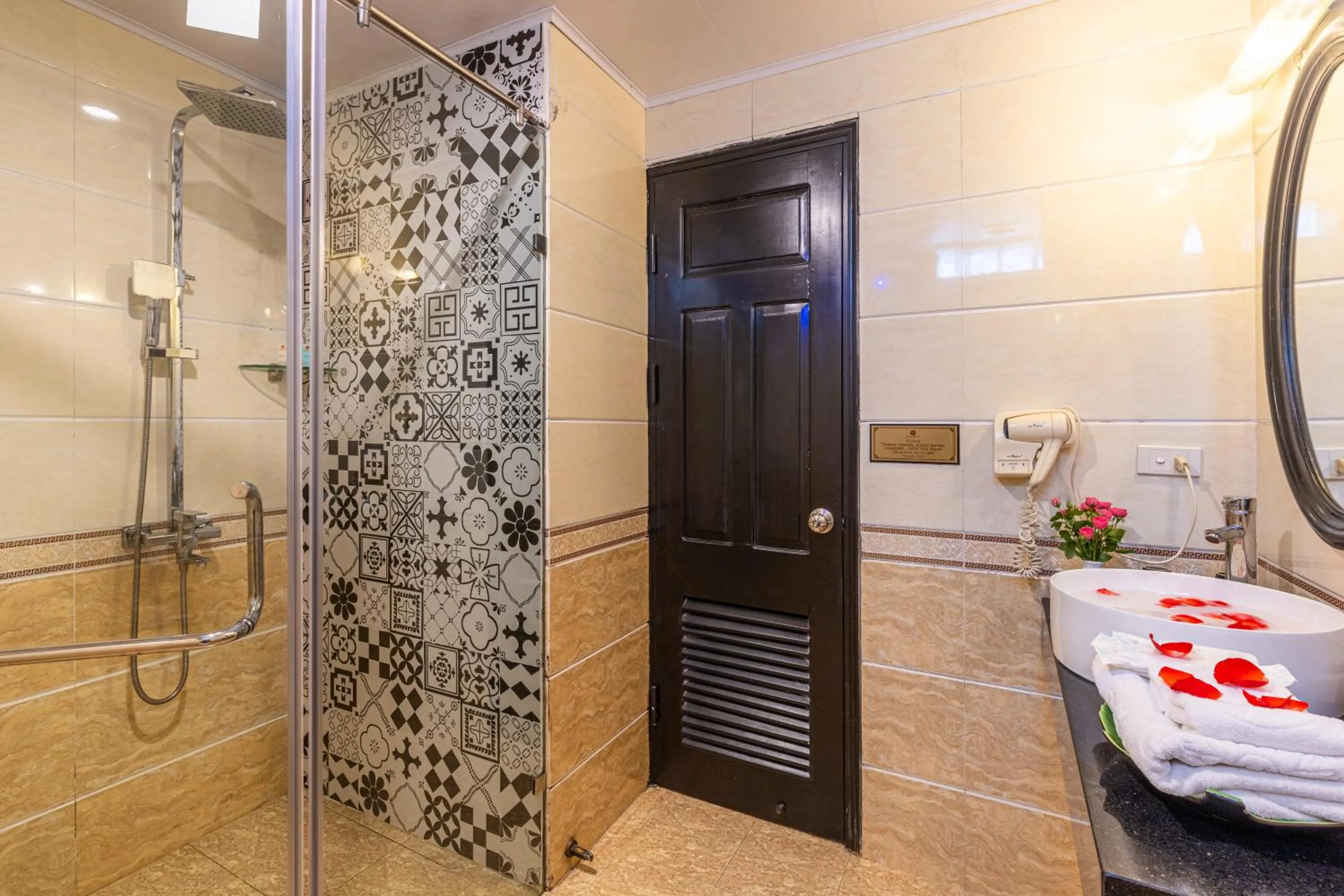 Shower in Hanoi House Hotel & Travel