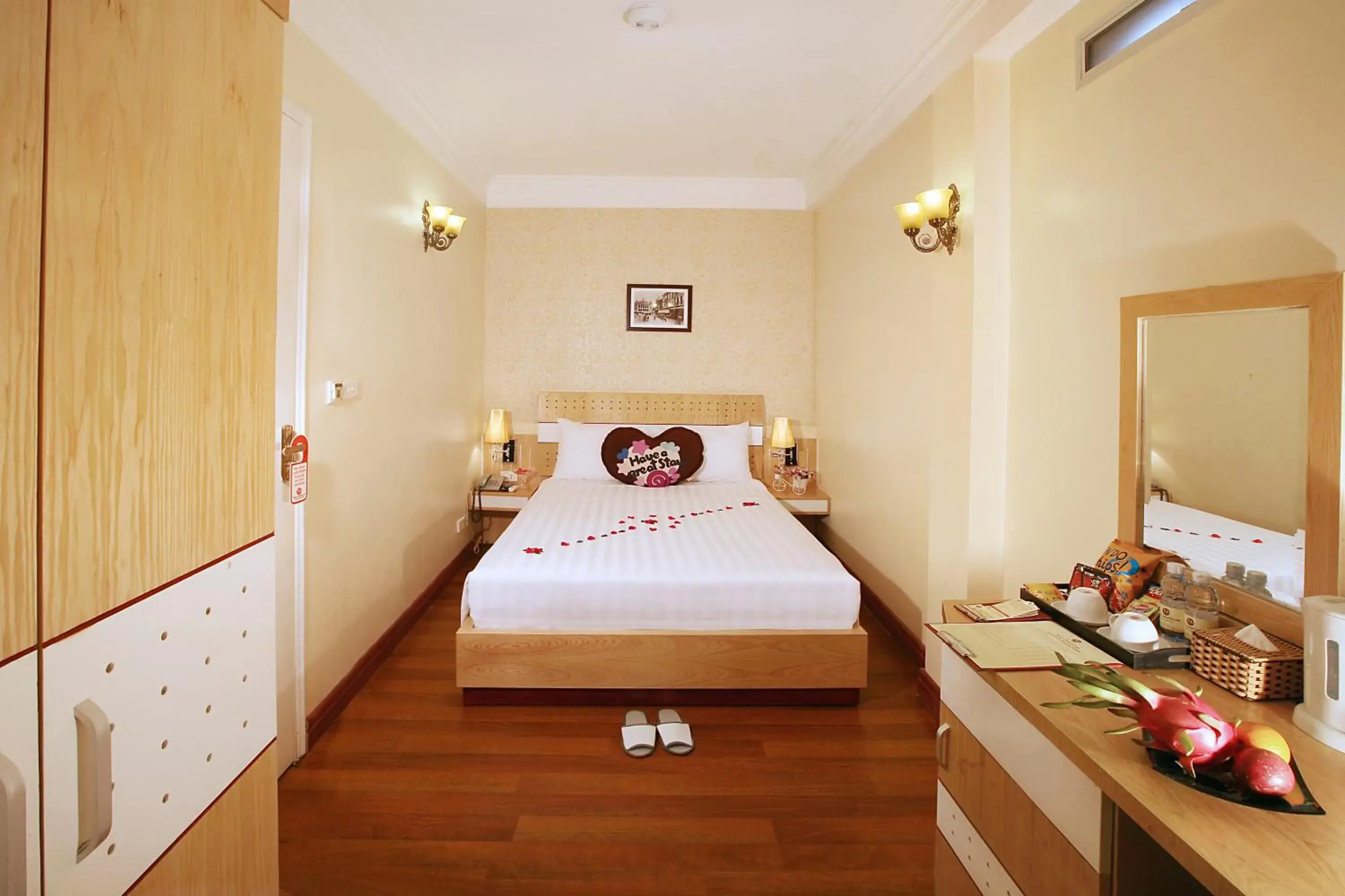 Superior Single Room in Hanoi House Hotel & Travel Superior Single Room in Hanoi House Hotel & Travel