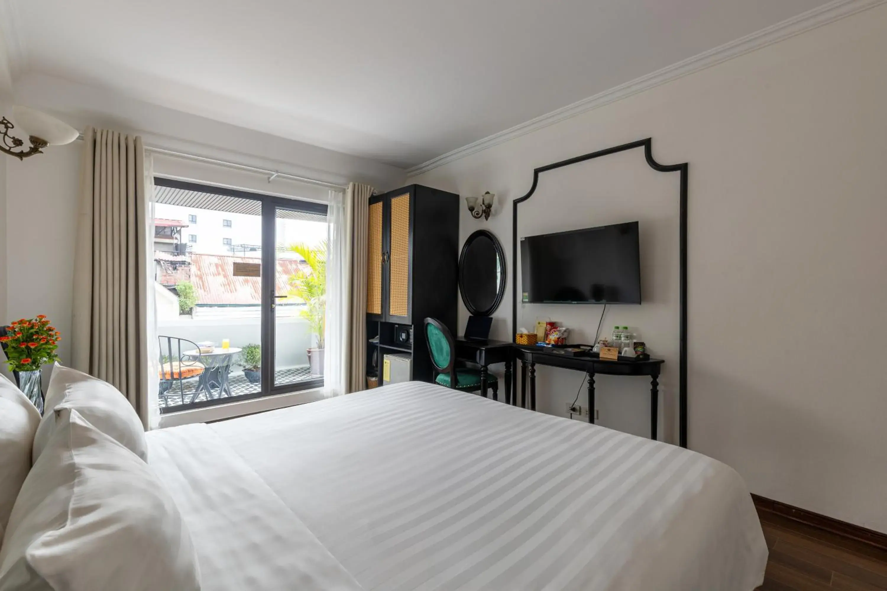 Deluxe Double or Twin Room with Balcony in Hanoi House Hotel & Travel Deluxe Double or Twin Room with Balcony in Hanoi House Hotel & Travel