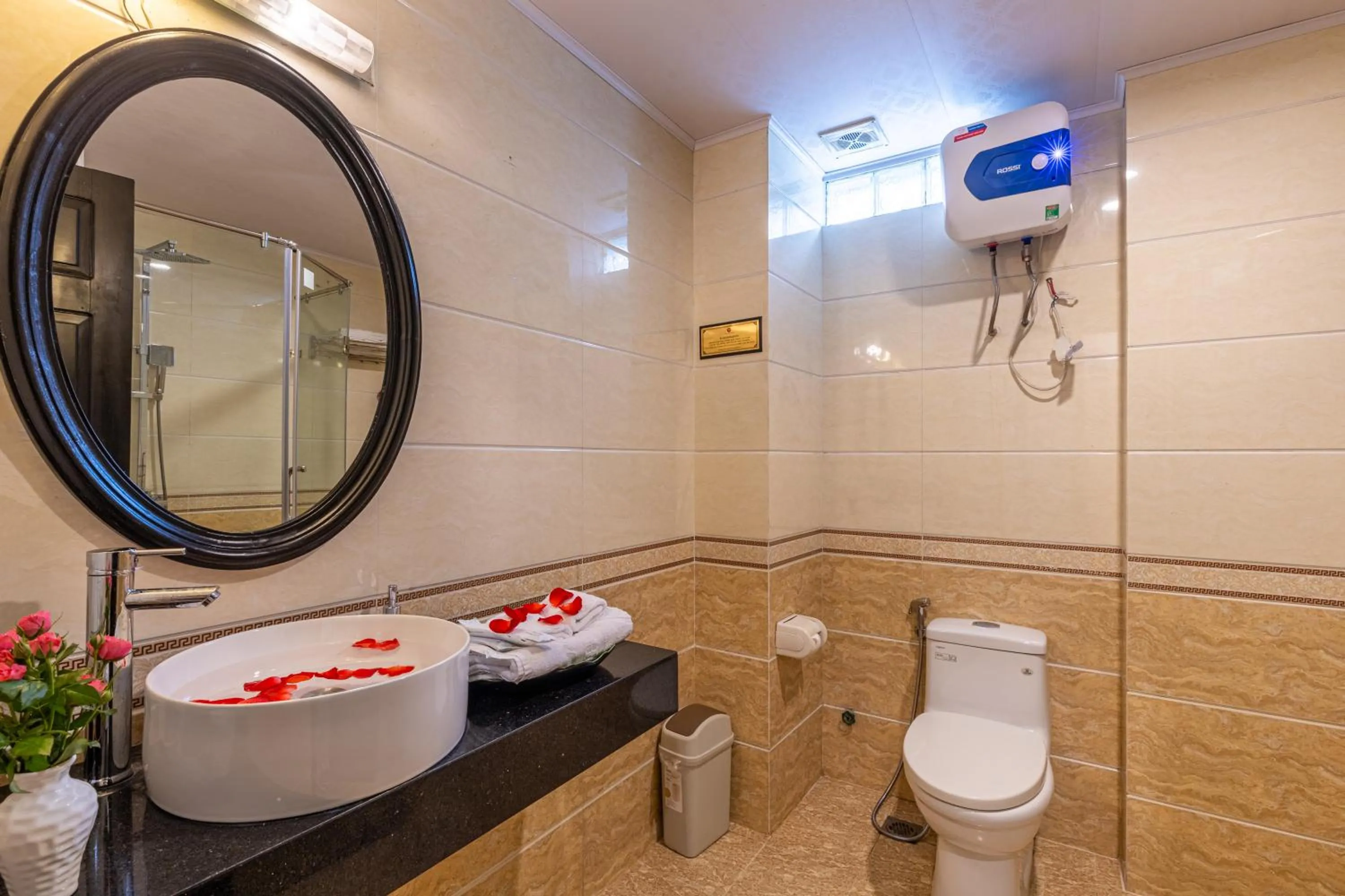 Shower in Hanoi House Hotel & Travel