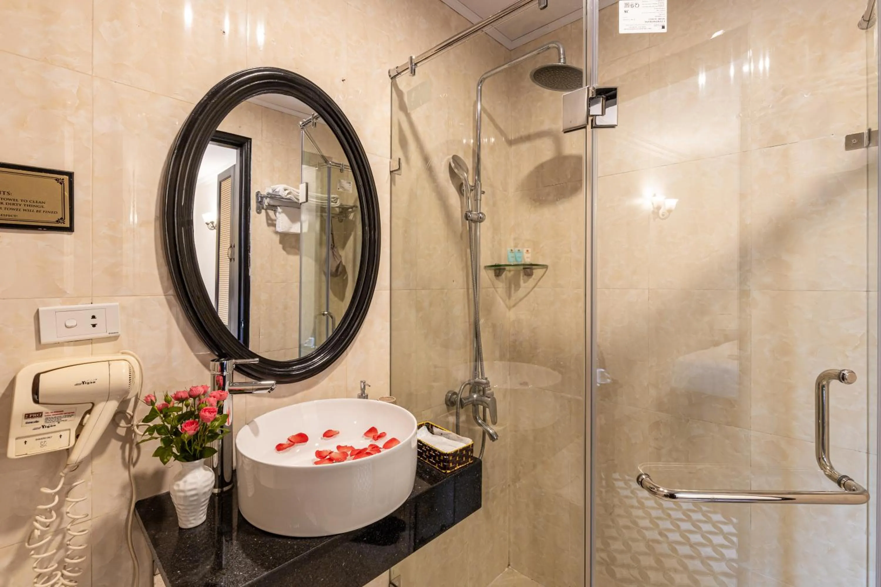 Bathroom in Hanoi House Hotel & Travel