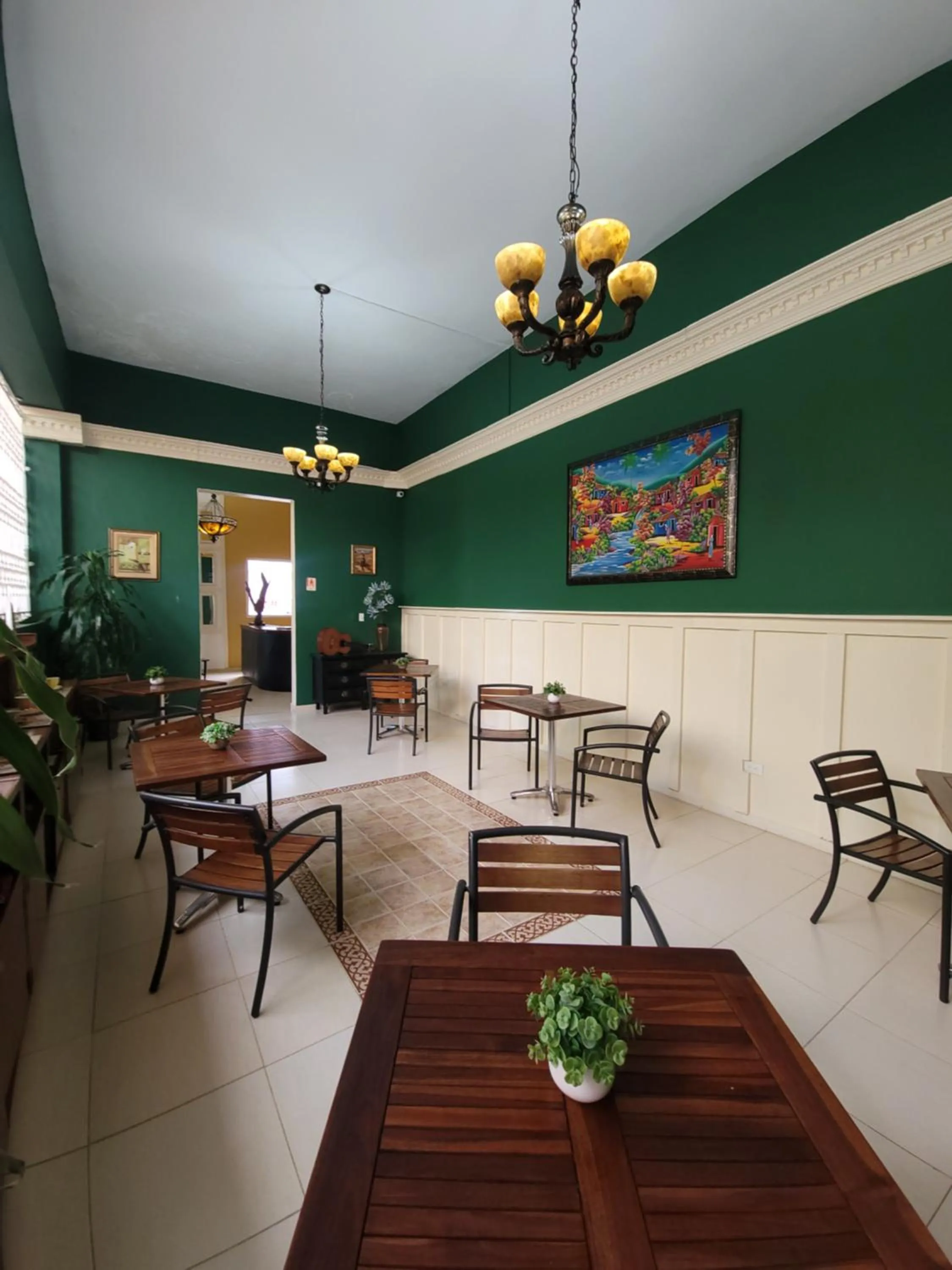 Restaurant/places to eat in Hotel Class Colonial