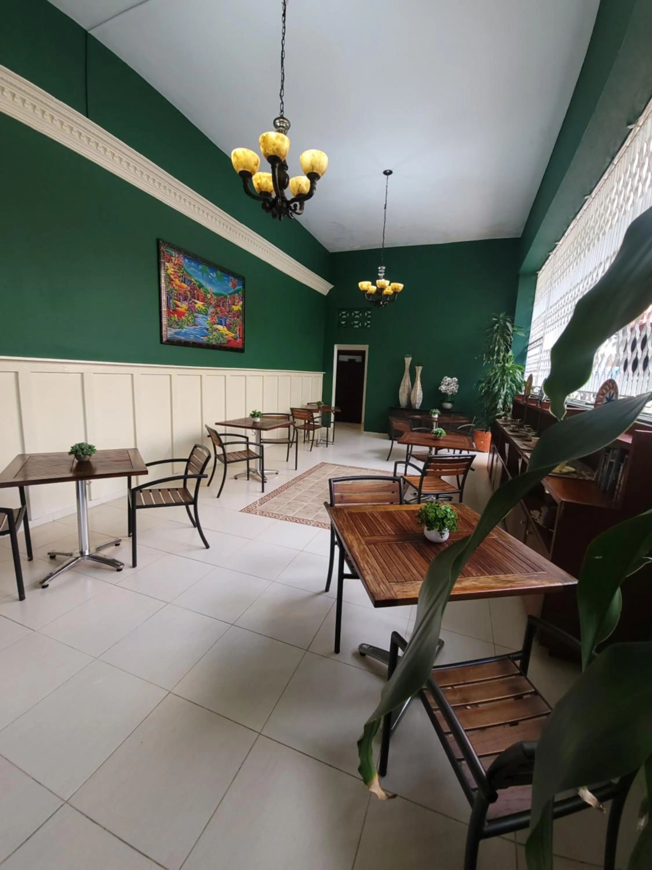 Restaurant/places to eat in Hotel Class Colonial