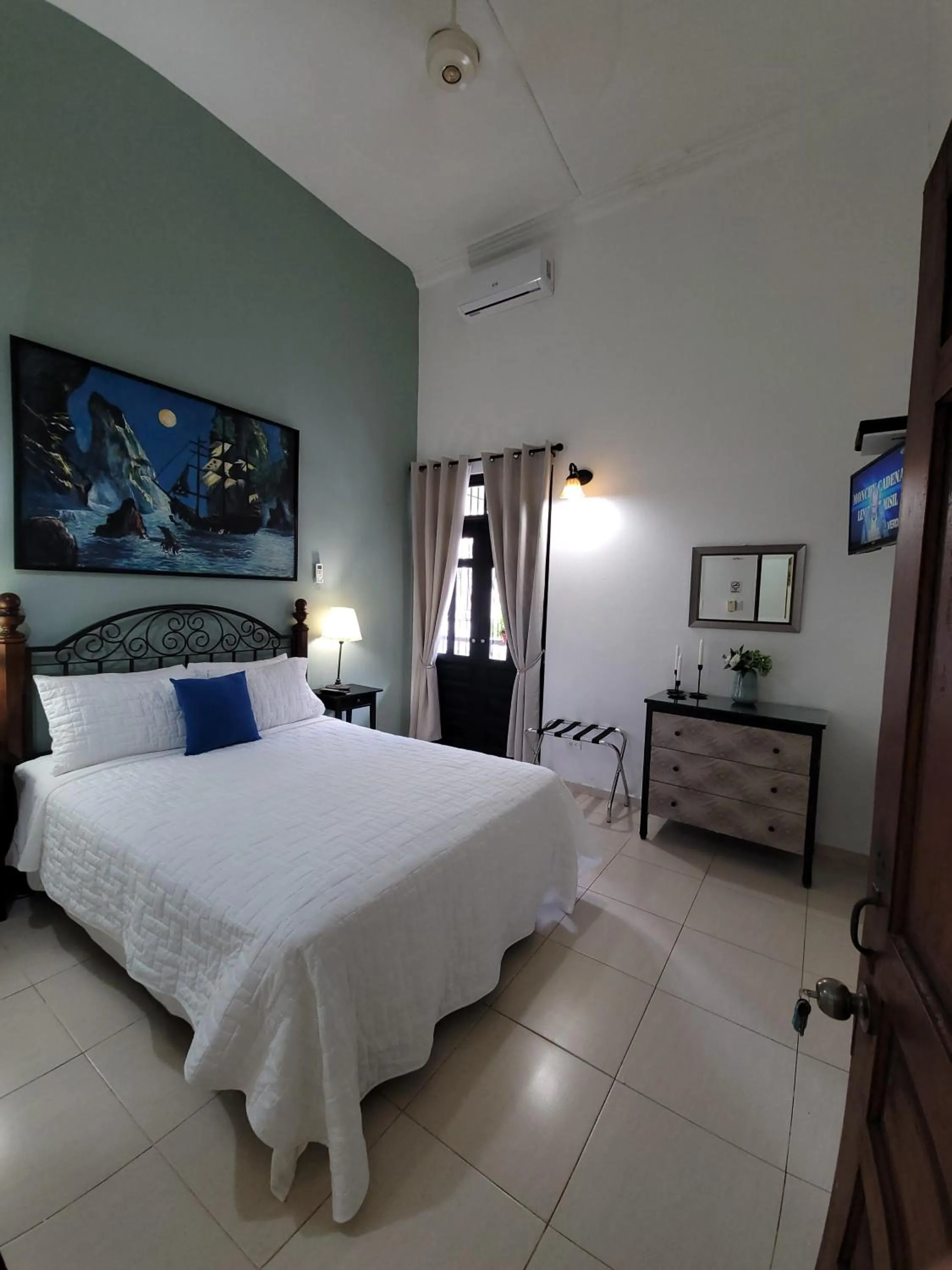 Photo of the whole room, Bed in Hotel Class Colonial