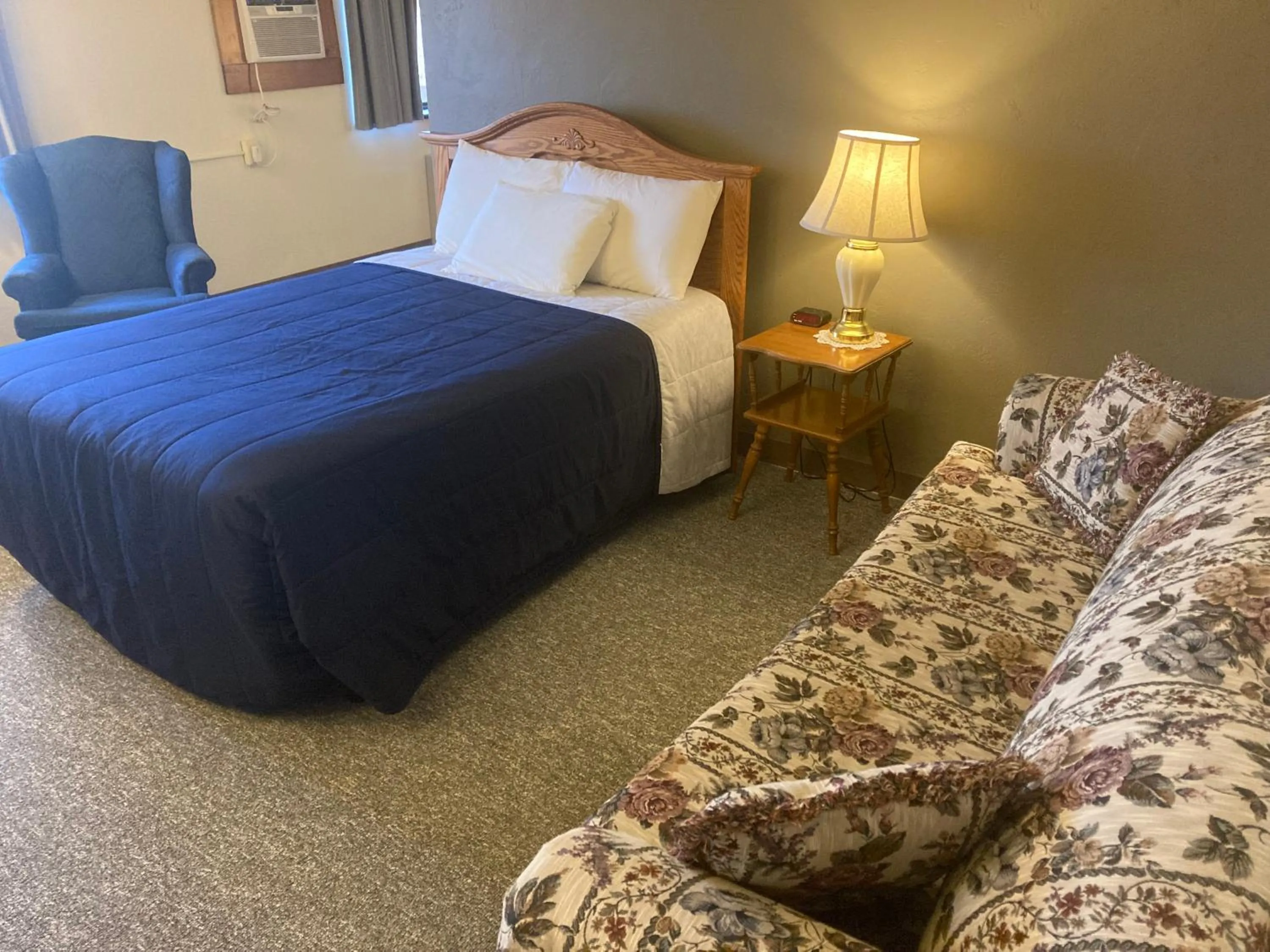 Living room, Bed in Landmark Motel