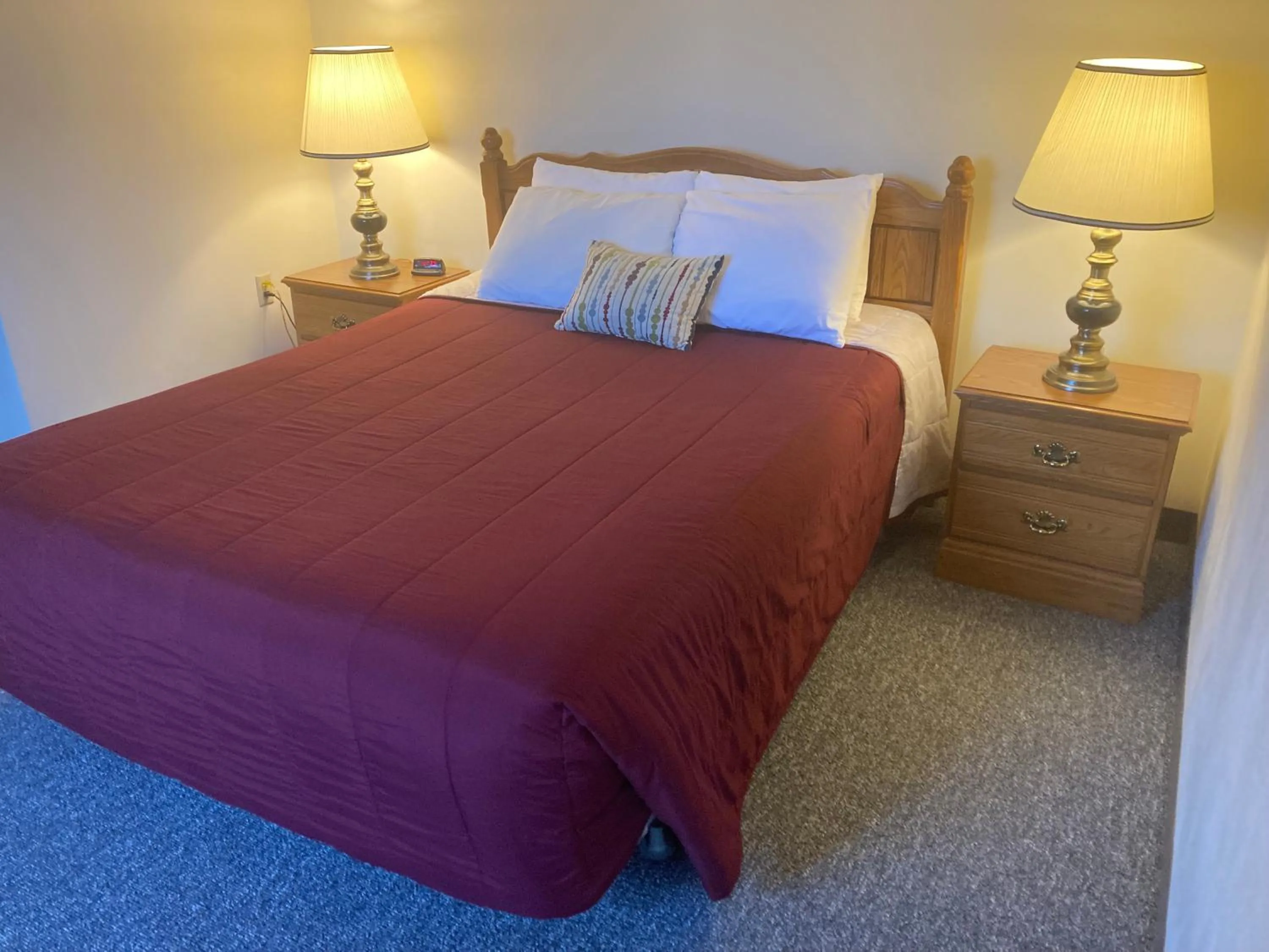 Bedroom, Bed in Landmark Motel