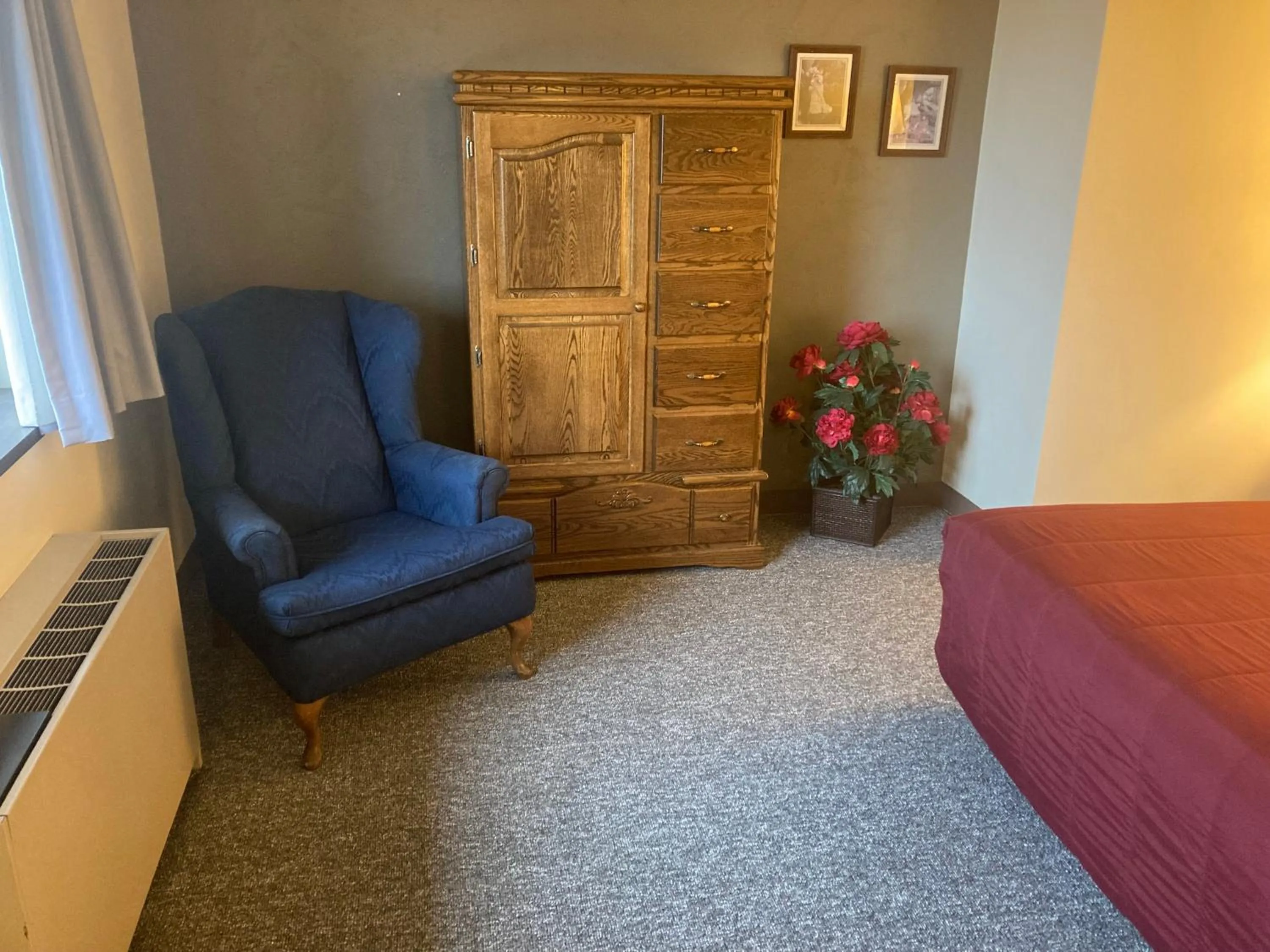 Seating area in Landmark Motel