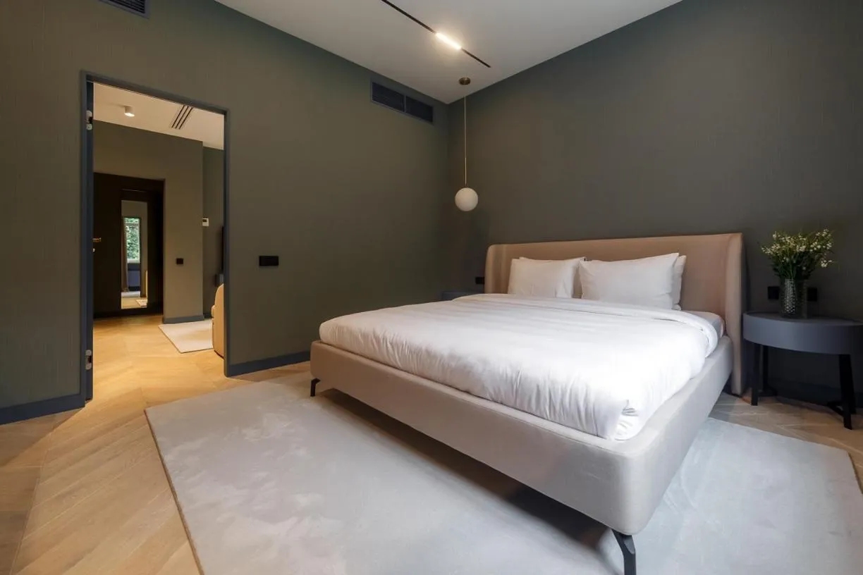 Photo of the whole room, Bed in Lion's Castle Hotel