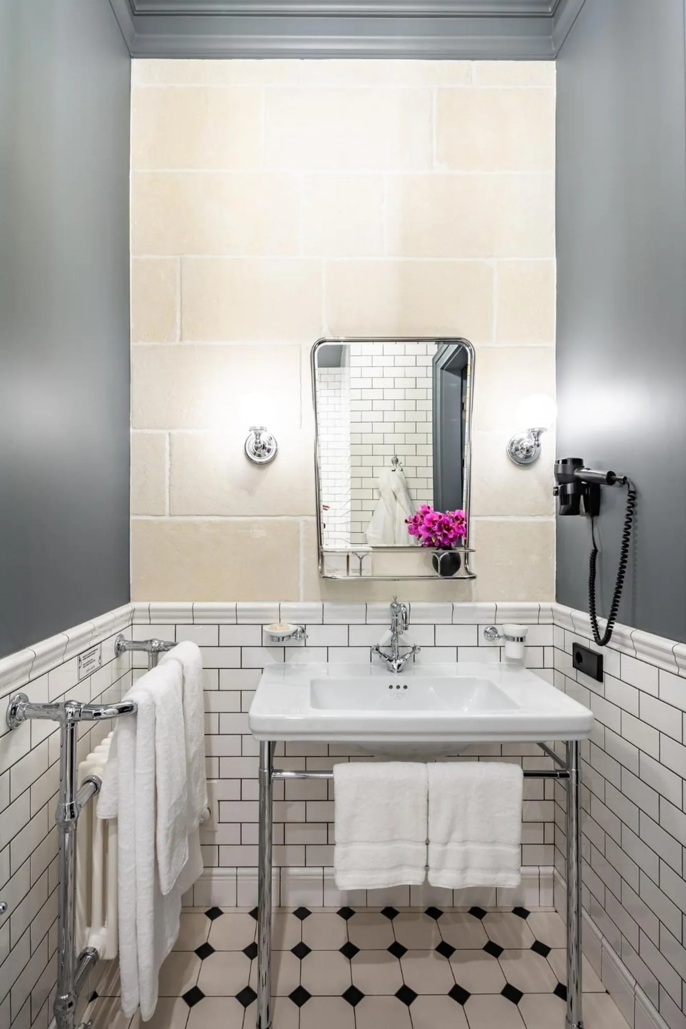 Bathroom in Lion's Castle Hotel