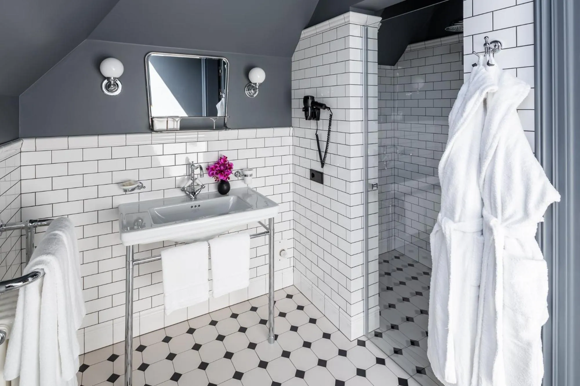 Bathroom in Lion's Castle Hotel