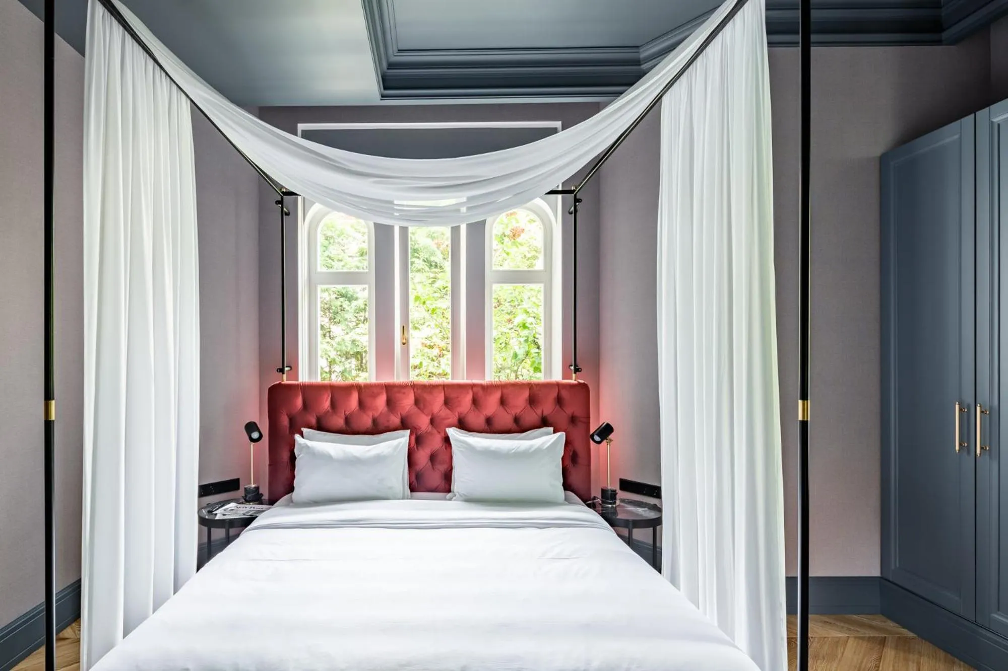 Bed in Lion's Castle Hotel