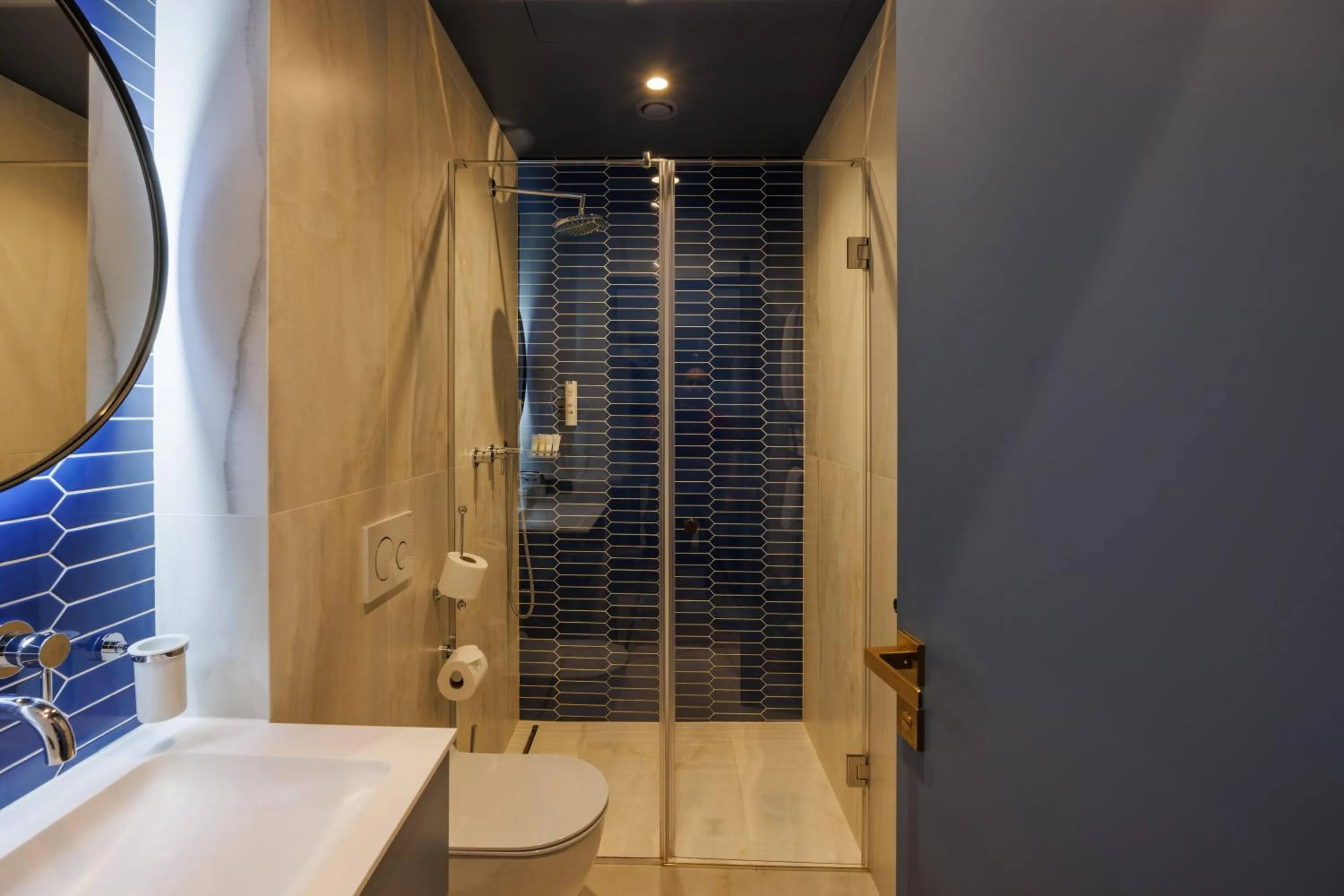 Shower in Lion's Castle Hotel