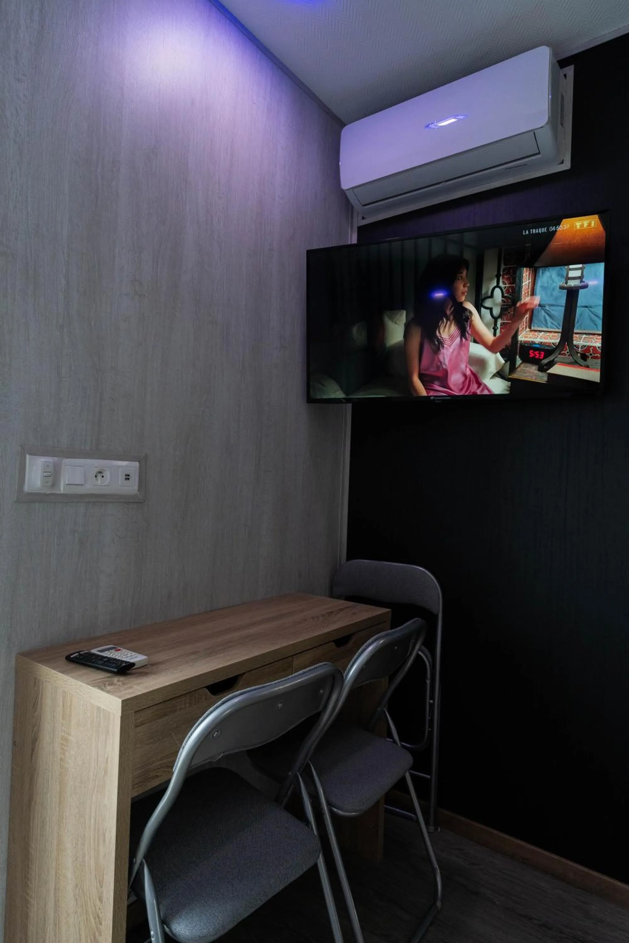 TV and multimedia in Hôtel La Rocade